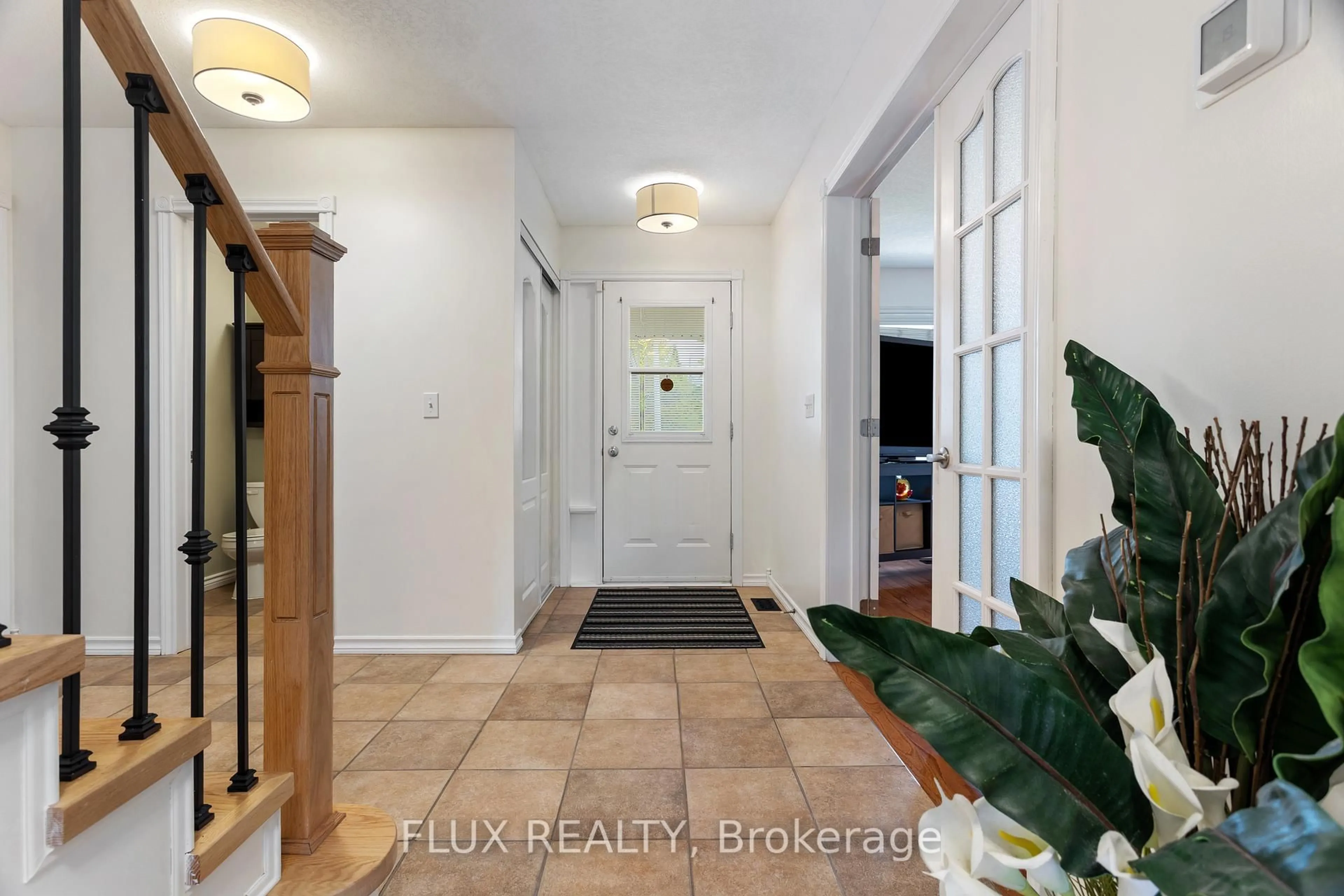 Indoor entryway for 1 Hilltop Dr, North Dumfries Ontario N0B 1E0