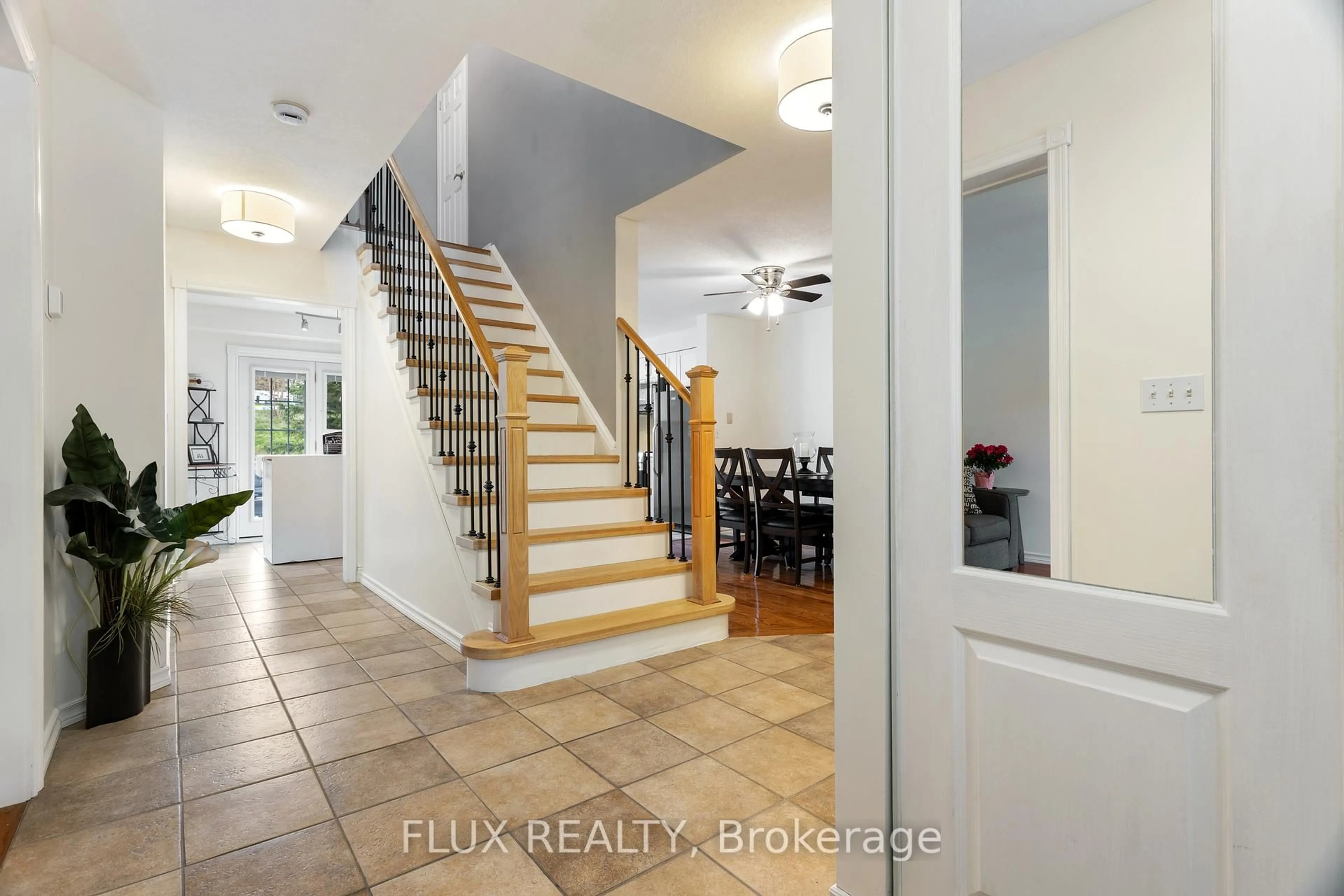 Indoor entryway for 1 Hilltop Dr, North Dumfries Ontario N0B 1E0