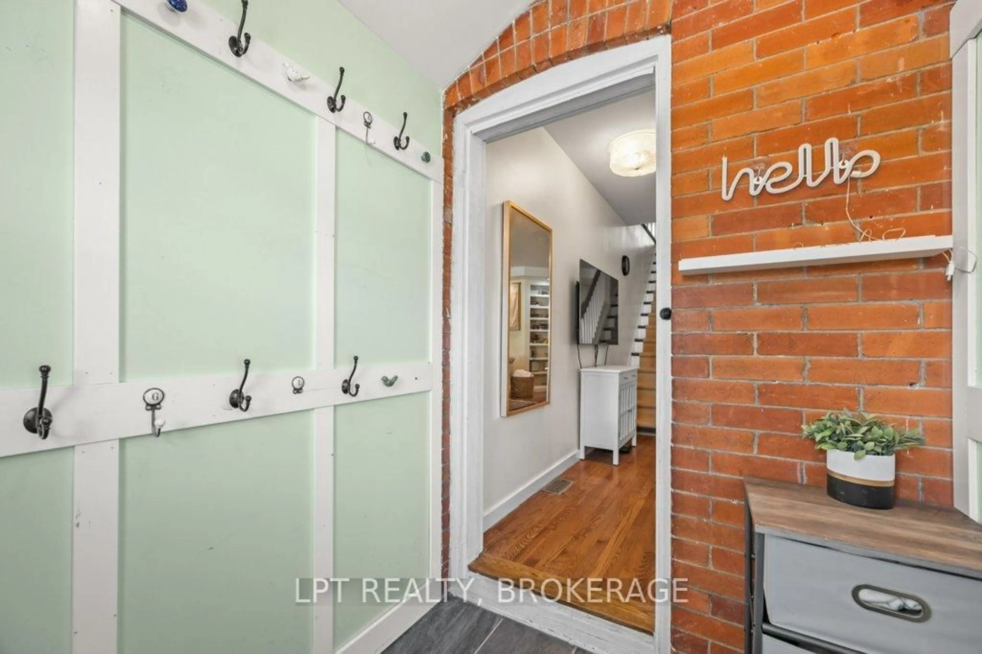 Indoor entryway for 570 Frontenac St, Kingston Ontario K7K 4M2