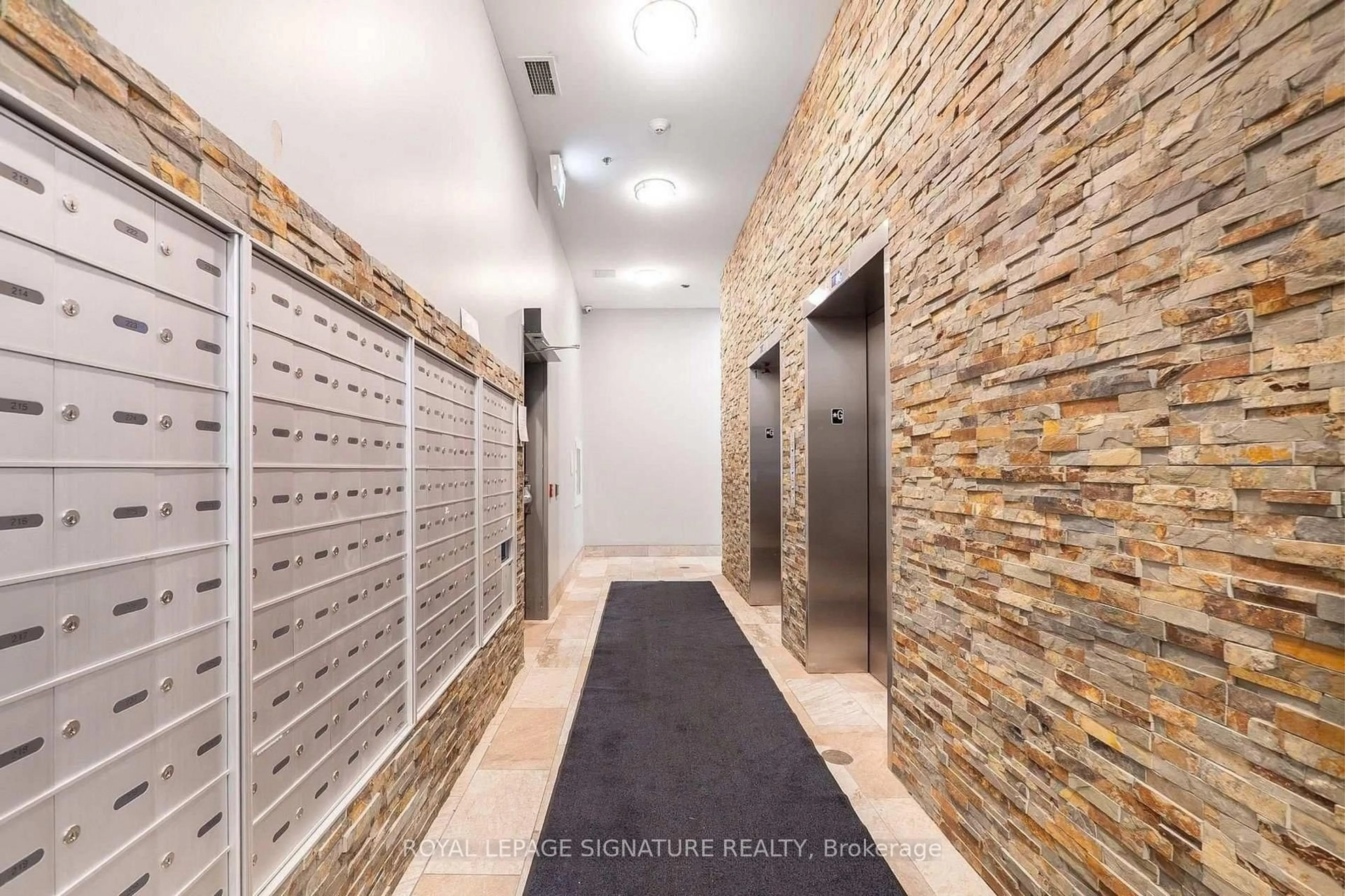 Indoor foyer for 308 Lester St #431, Waterloo Ontario N2L 0H9