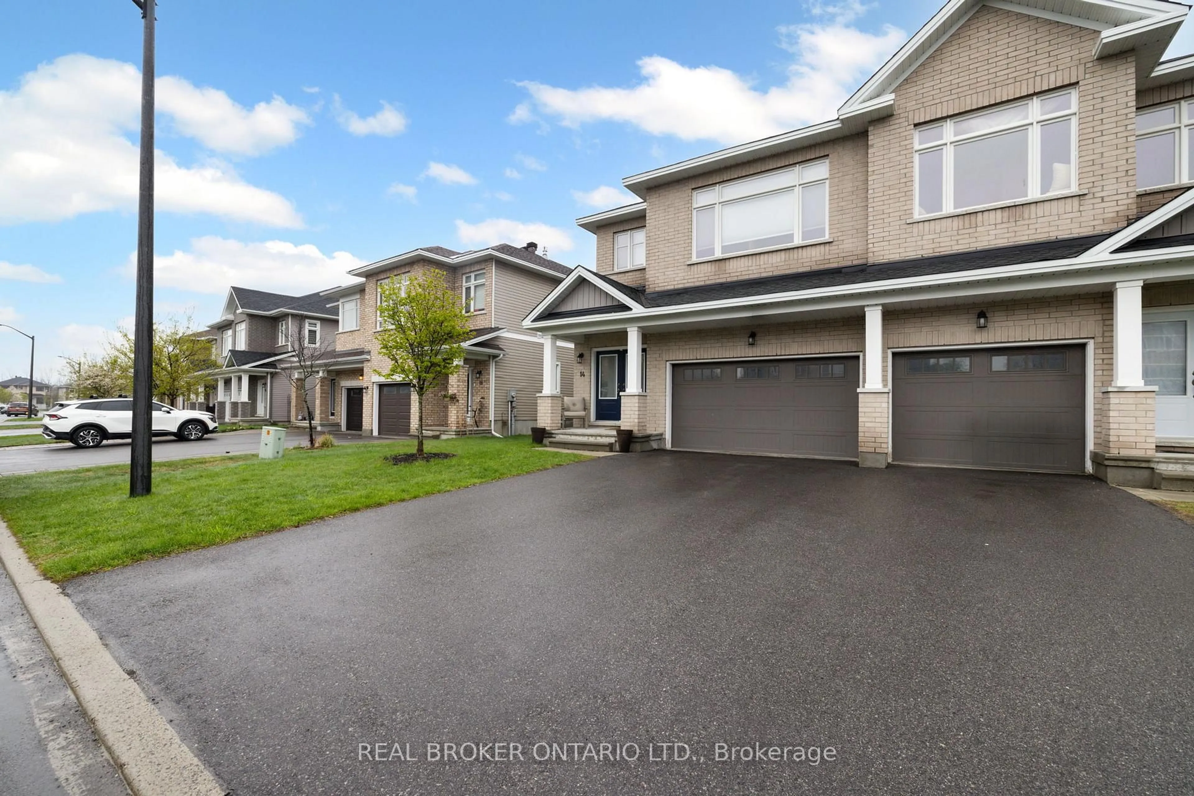 A pic from outside/outdoor area/front of a property/back of a property/a pic from drone, street for 14 Peever Pl, Carleton Place Ontario K7C 0K5