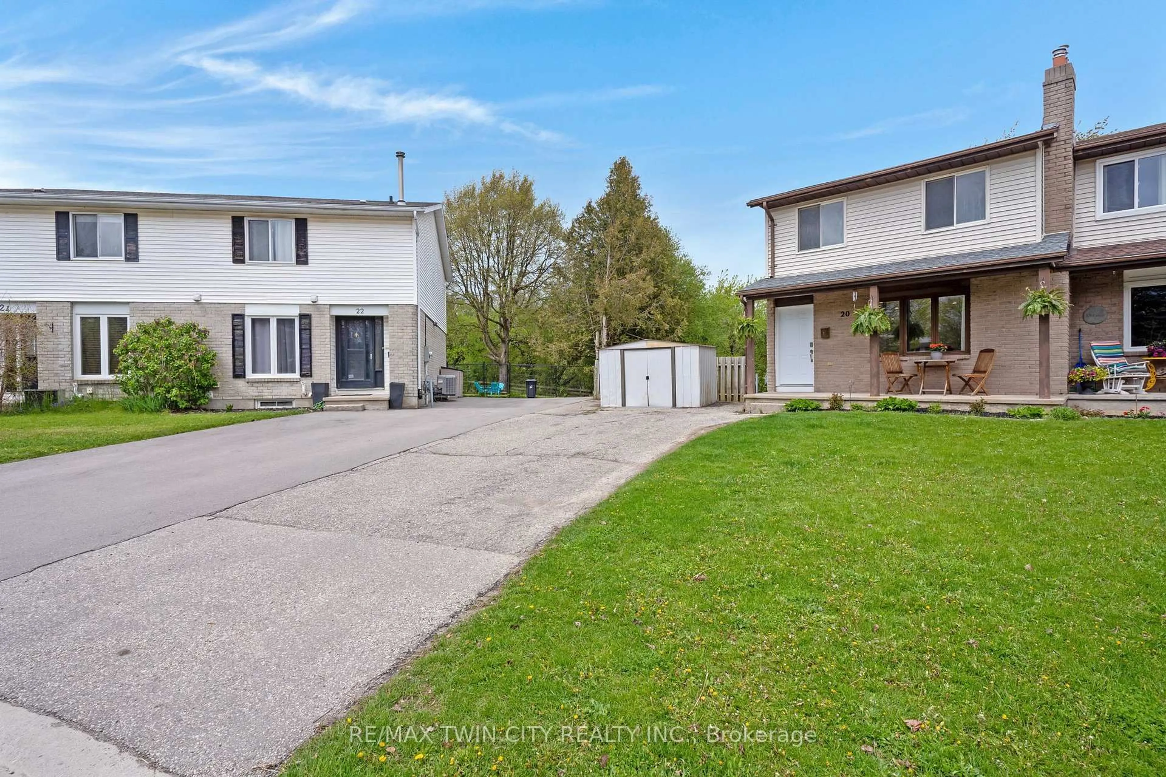 A pic from outside/outdoor area/front of a property/back of a property/a pic from drone, street for 20 Ardoch Mews, Cambridge Ontario N1R 7T6