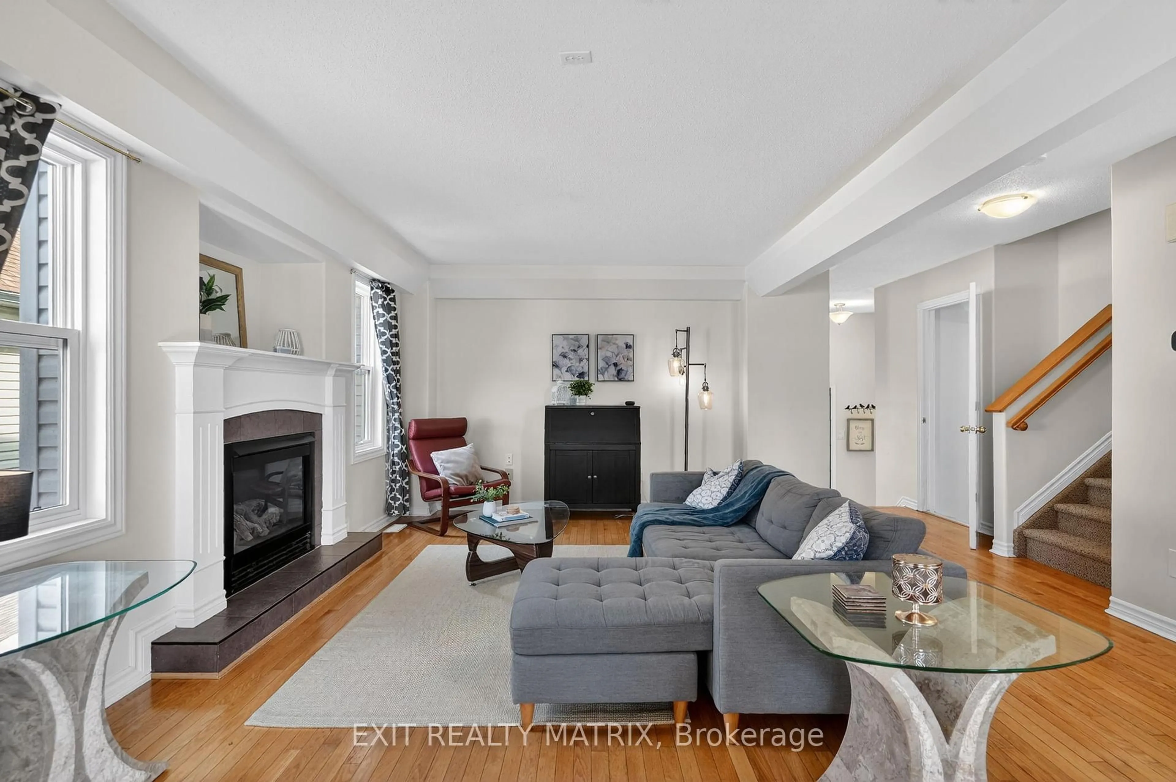 Living room with furniture, unknown for 292 Stiver St, Russell Ontario K4R 1G8