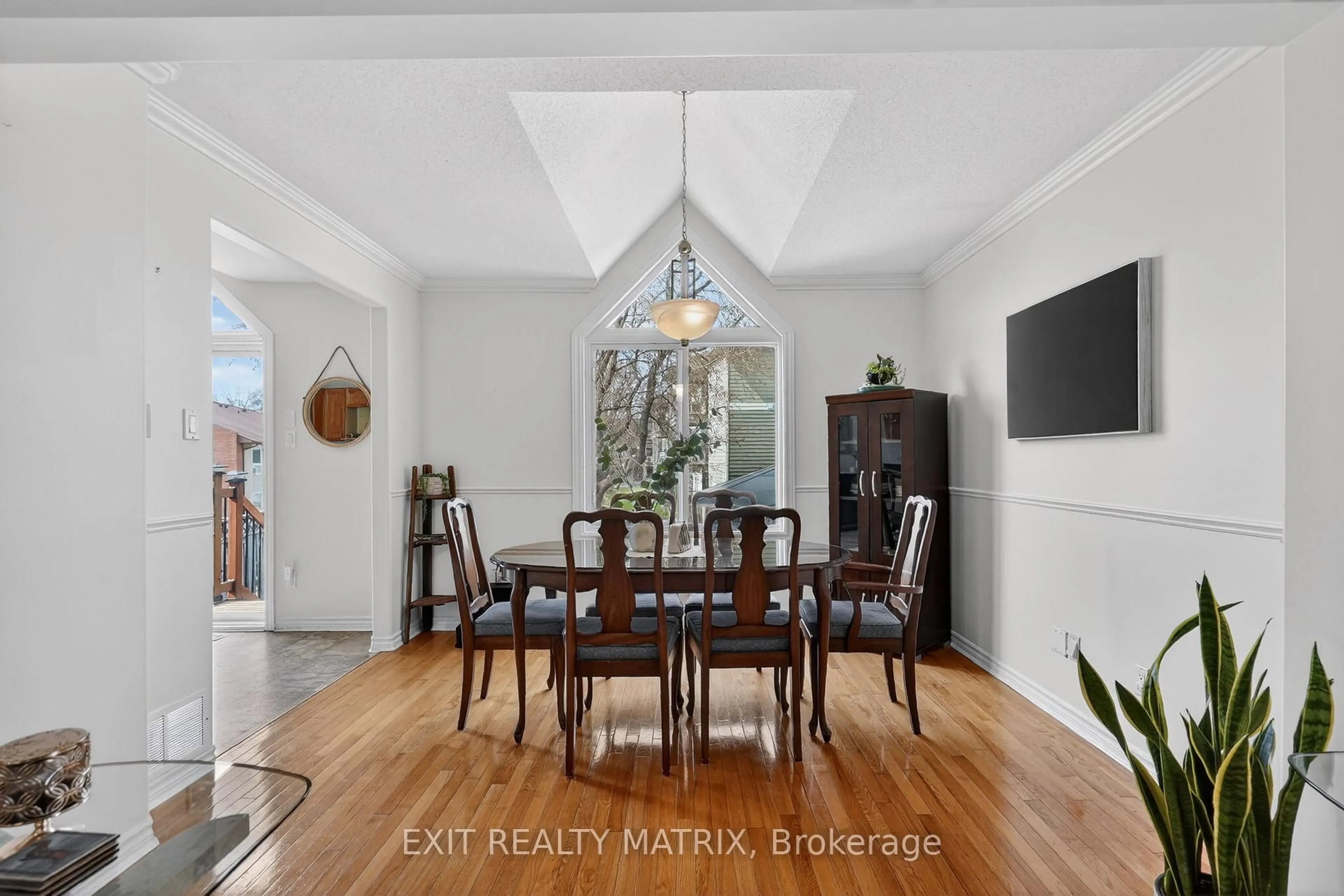 Dining room, wood/laminate floor for 292 Stiver St, Russell Ontario K4R 1G8