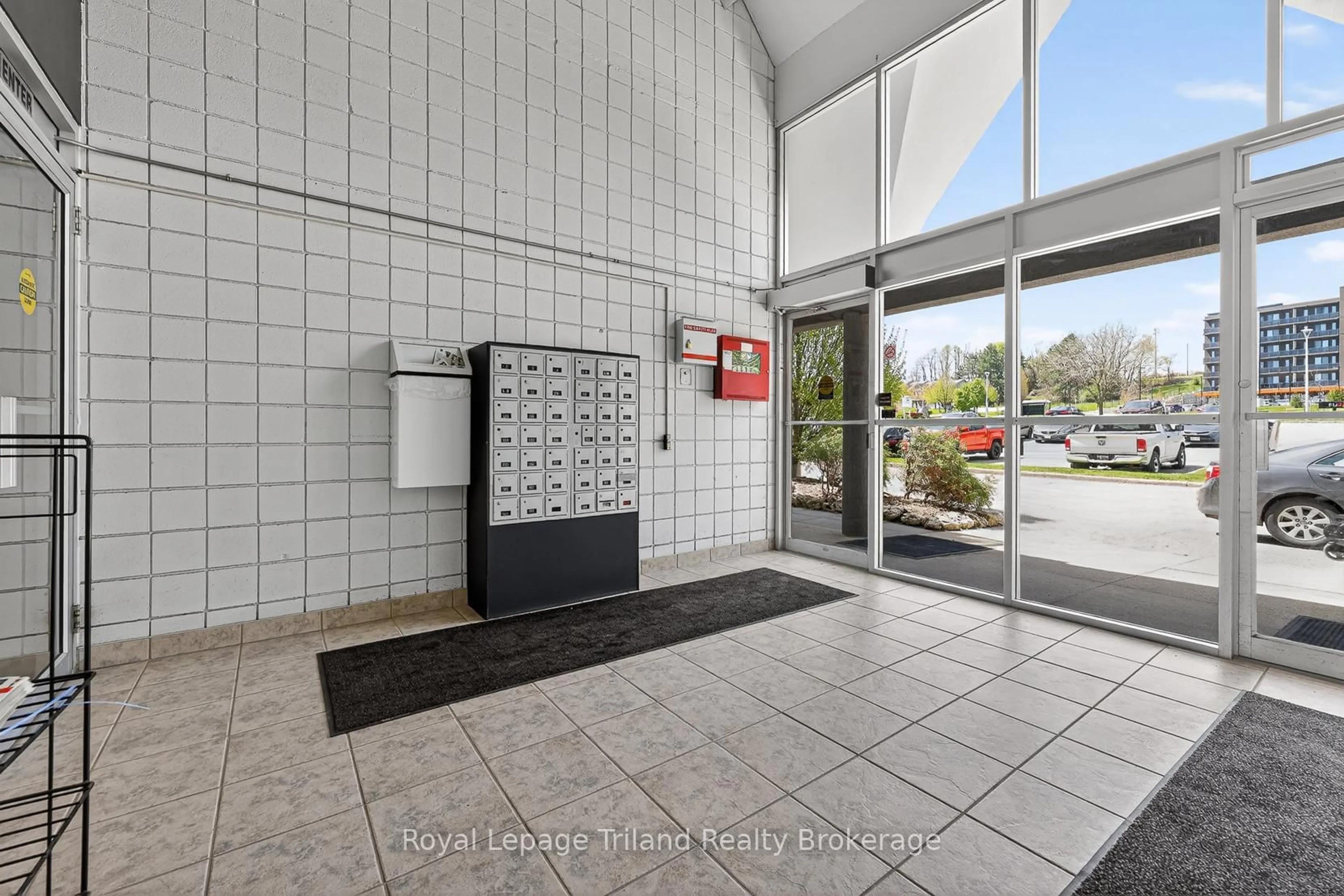 Indoor foyer for 159 Ferguson Dr #210, Woodstock Ontario N4V 1A9