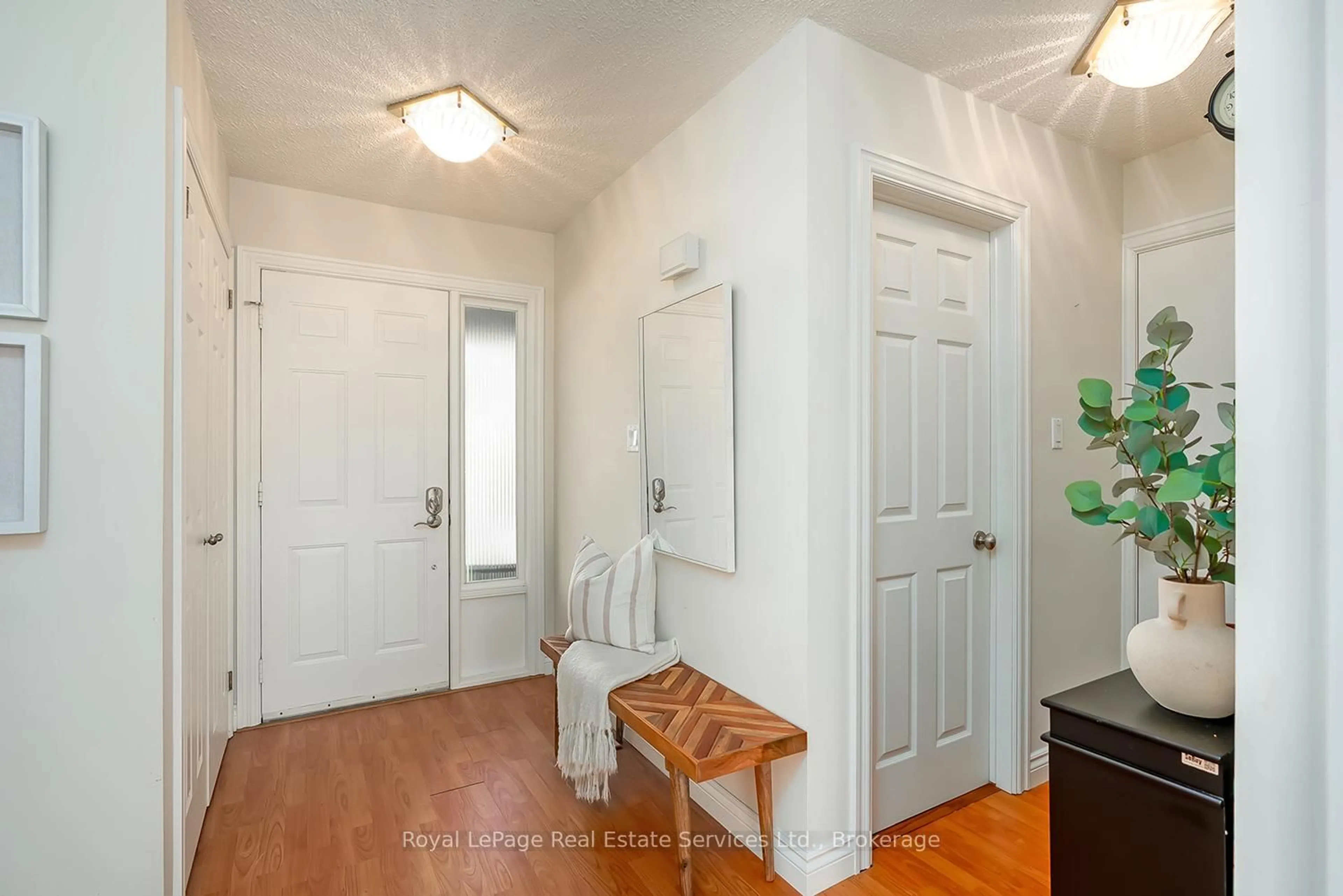 Indoor entryway for 7 Knollwood Crt, Hamilton Ontario L9H 7A4