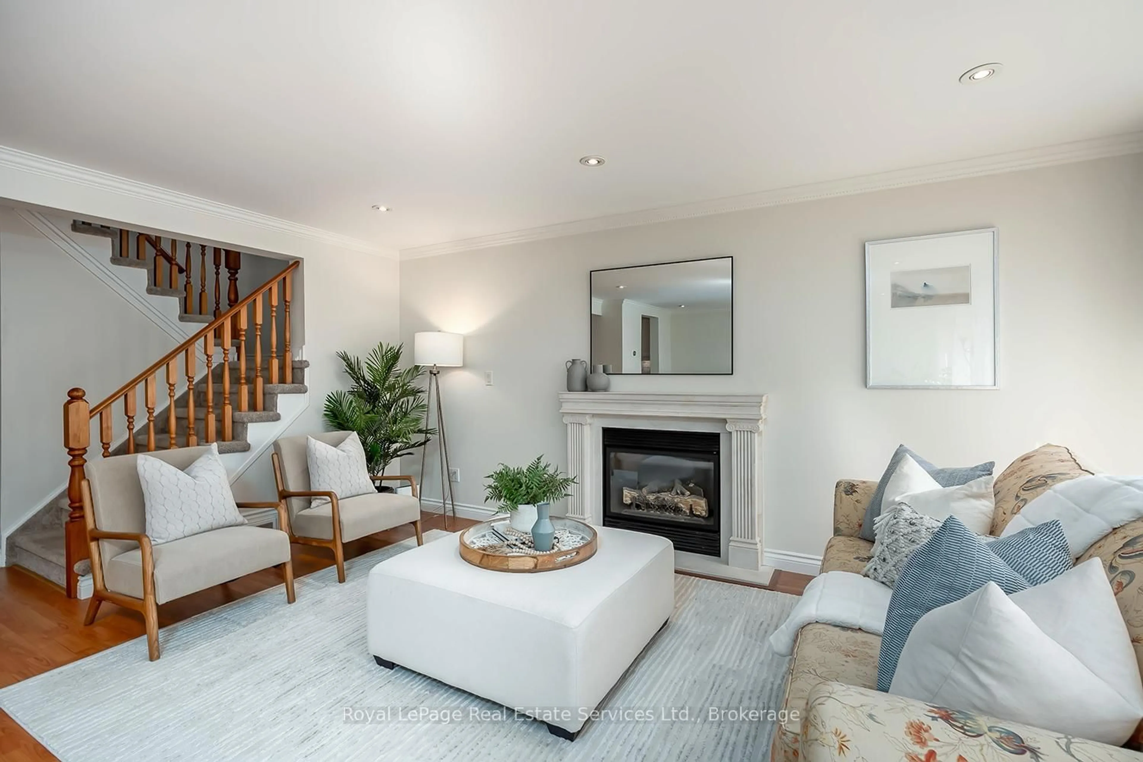 Living room with furniture, unknown for 7 Knollwood Crt, Hamilton Ontario L9H 7A4