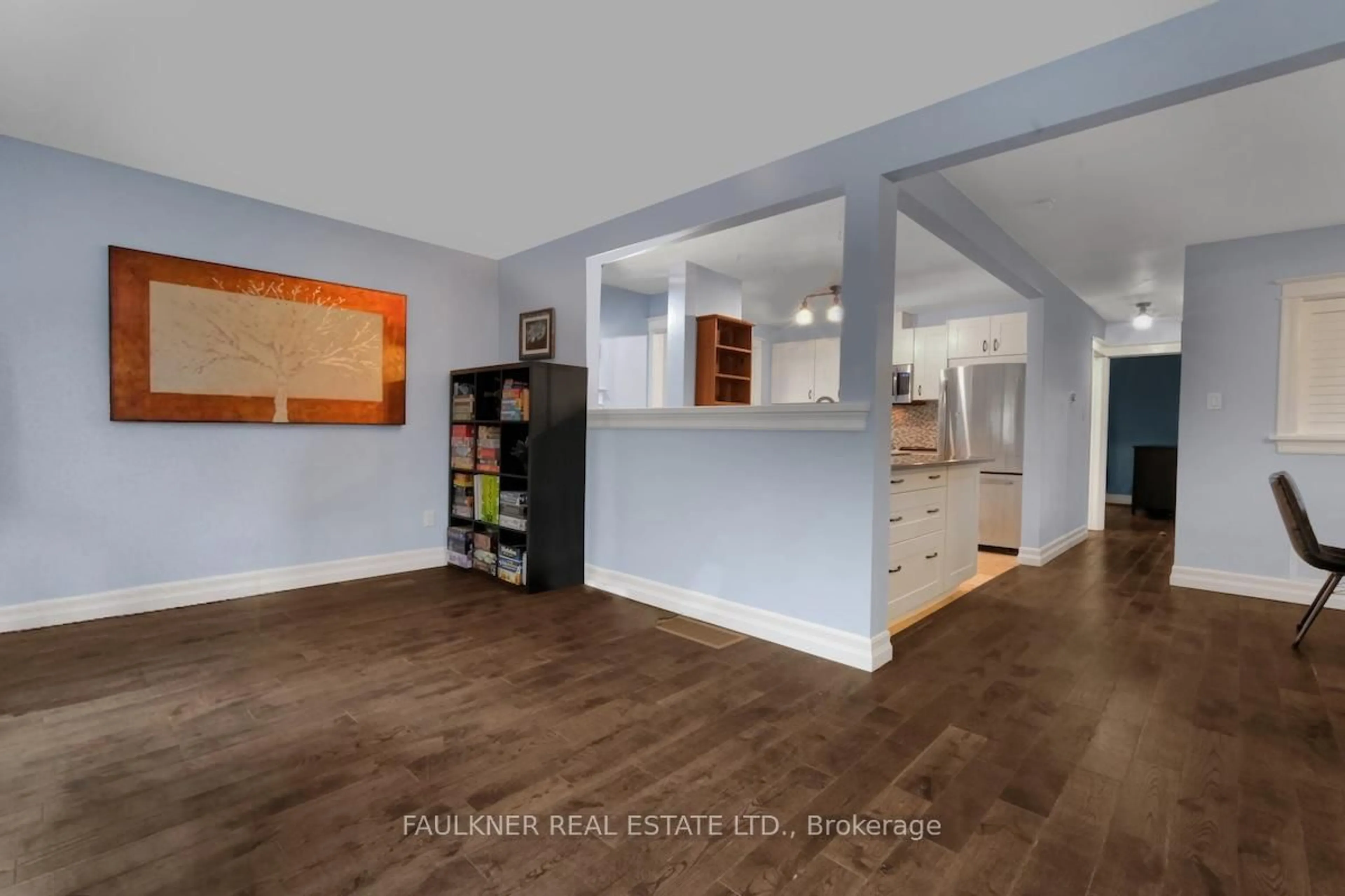Indoor entryway for 1304 Adirondack Dr, Ottawa Ontario K2C 2V3