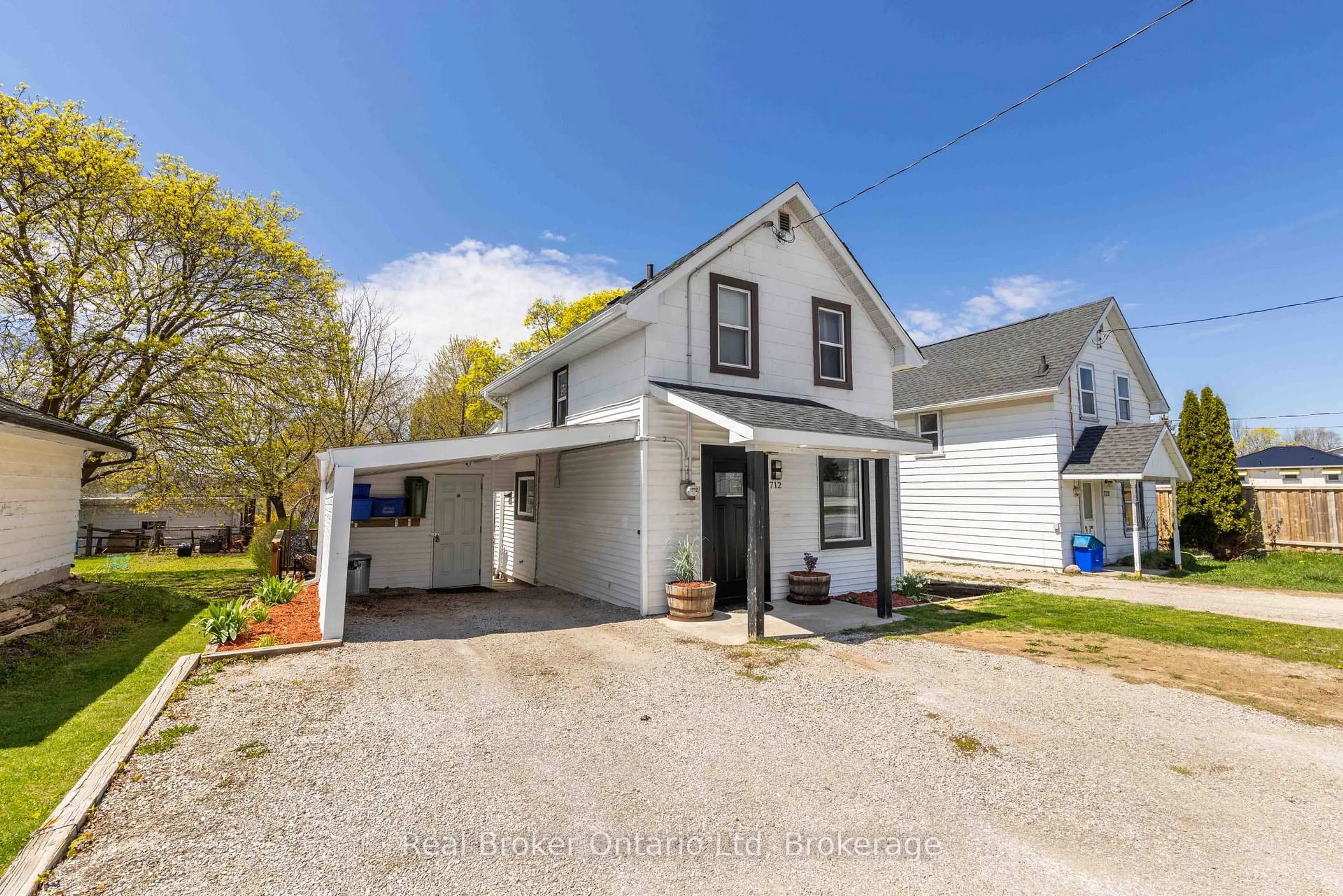 A pic from outside/outdoor area/front of a property/back of a property/a pic from drone, street for 712 9th Ave, Owen Sound Ontario N4K 3E5