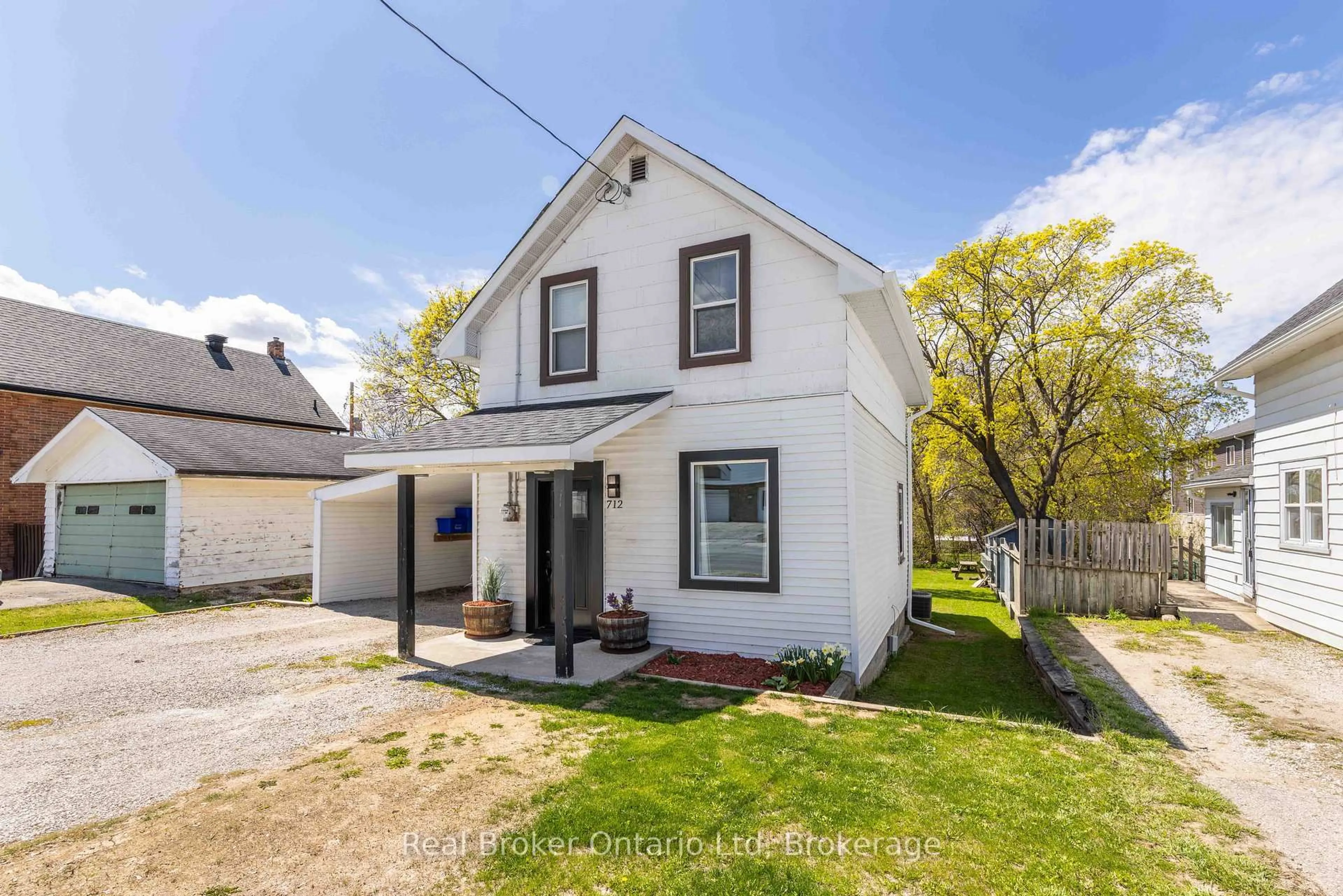A pic from outside/outdoor area/front of a property/back of a property/a pic from drone, street for 712 9th Ave, Owen Sound Ontario N4K 3E5