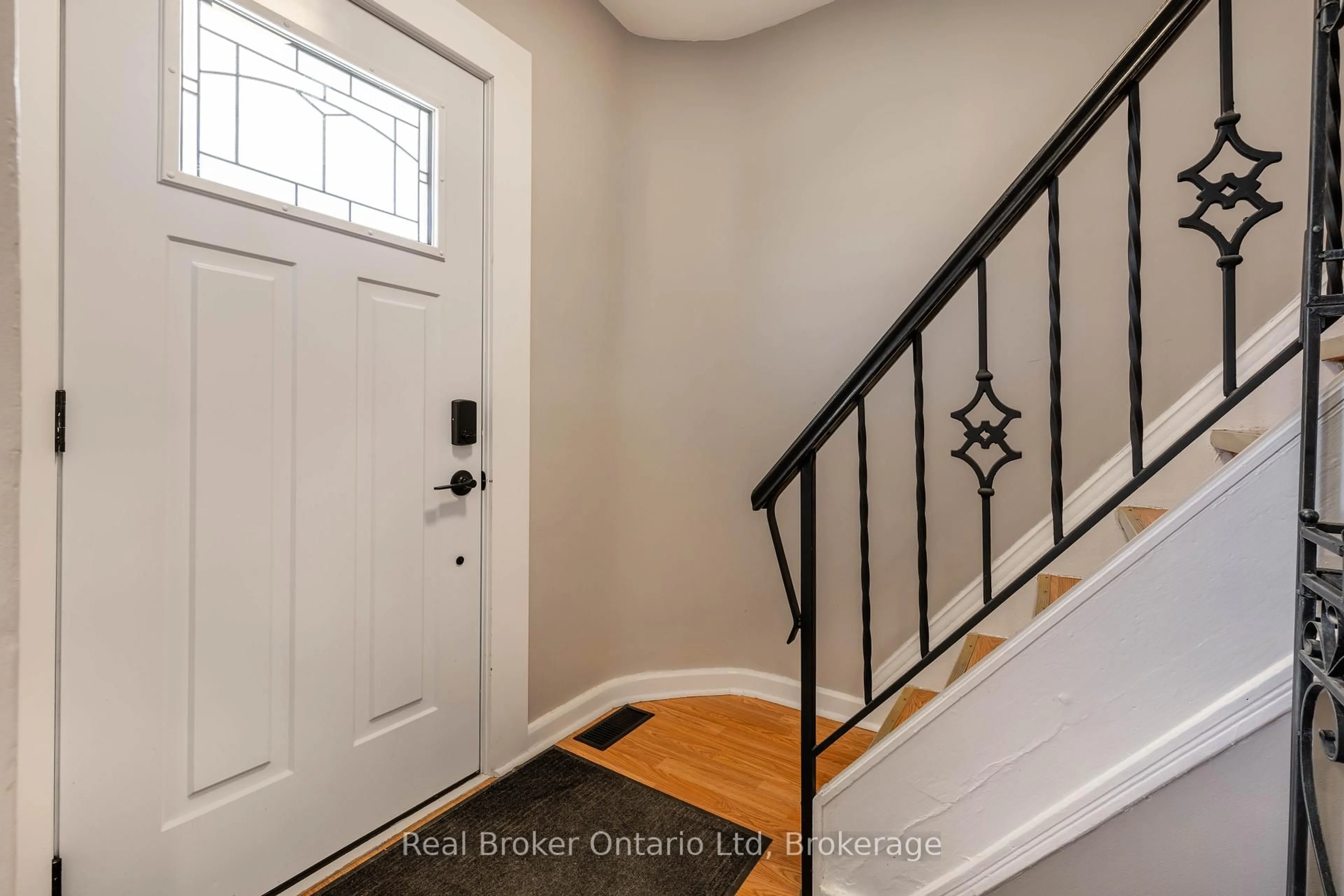 Indoor entryway for 712 9th Ave, Owen Sound Ontario N4K 3E5
