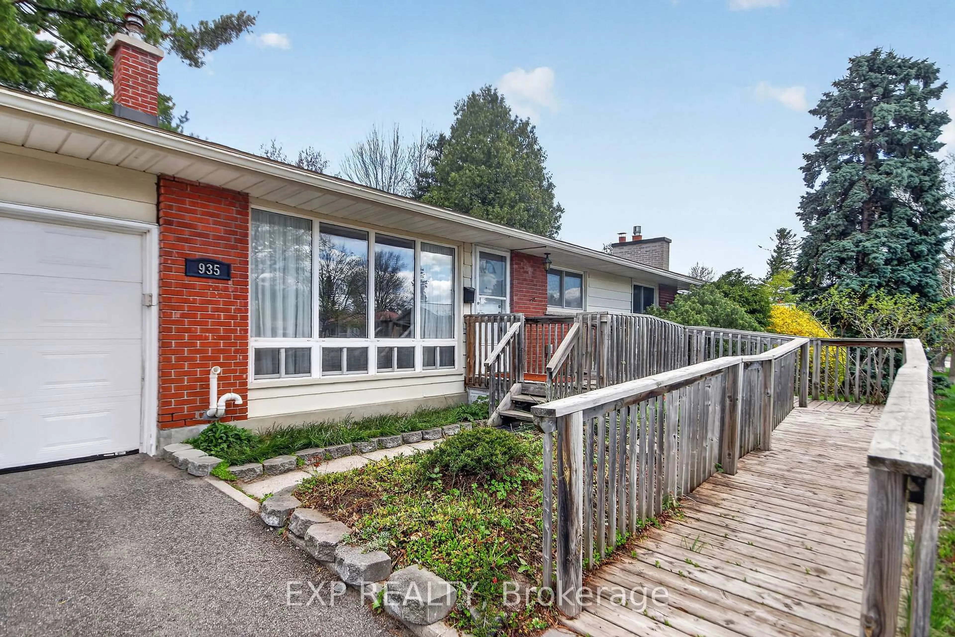 A pic from outside/outdoor area/front of a property/back of a property/a pic from drone, street for 935 Pleasant Park Rd, Ottawa Ontario K1G 1Z6