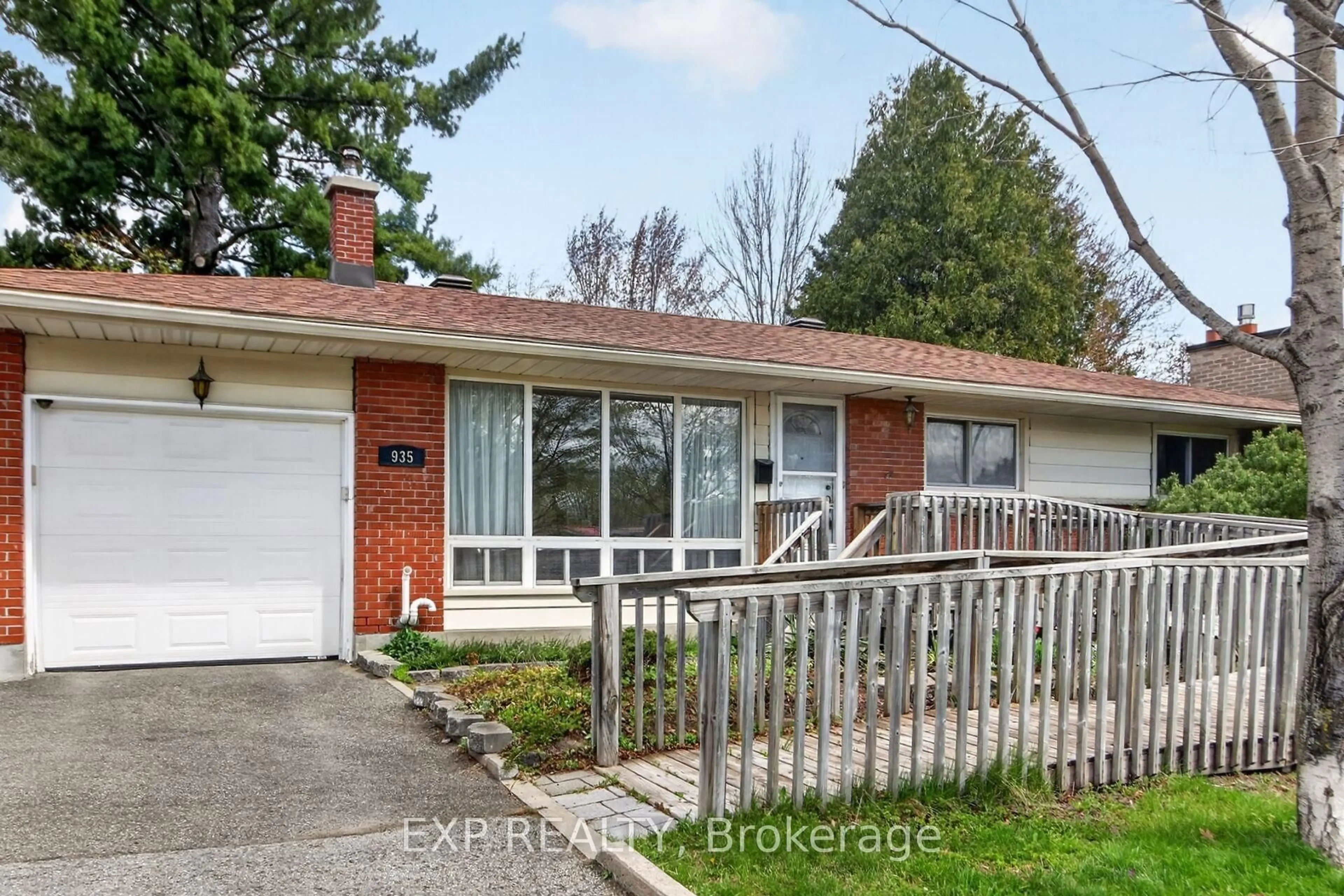 Home with brick exterior material, street for 935 Pleasant Park Rd, Ottawa Ontario K1G 1Z6