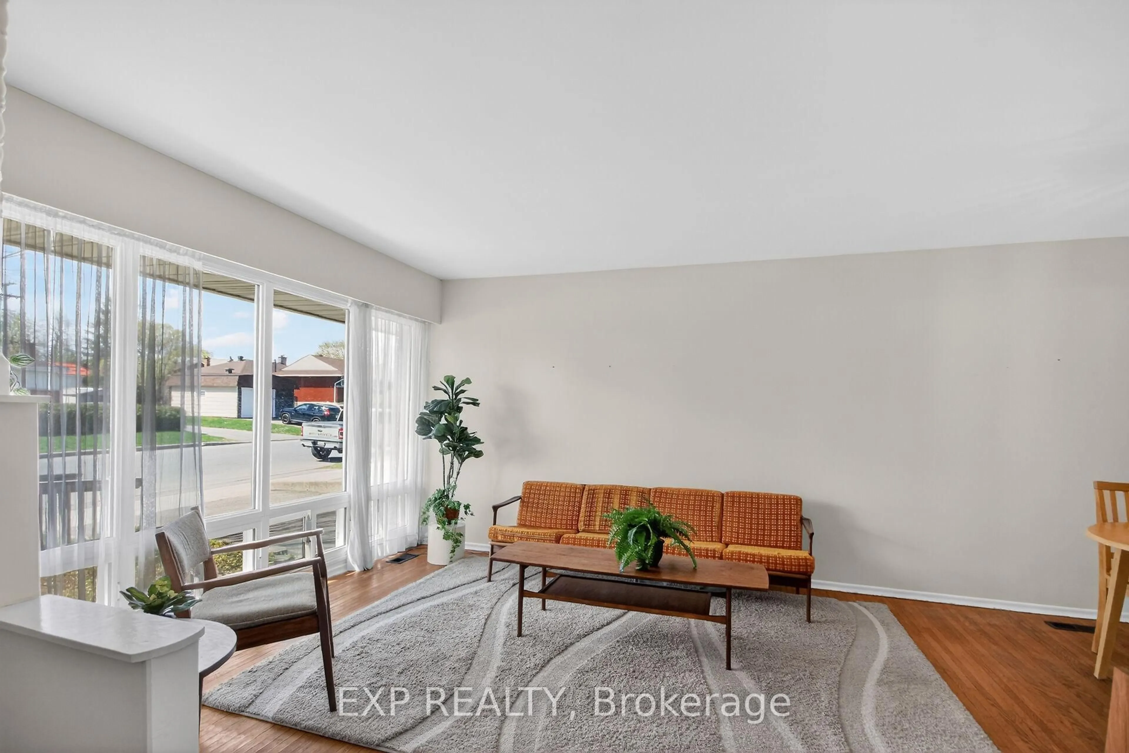 Living room with furniture, unknown for 935 Pleasant Park Rd, Ottawa Ontario K1G 1Z6