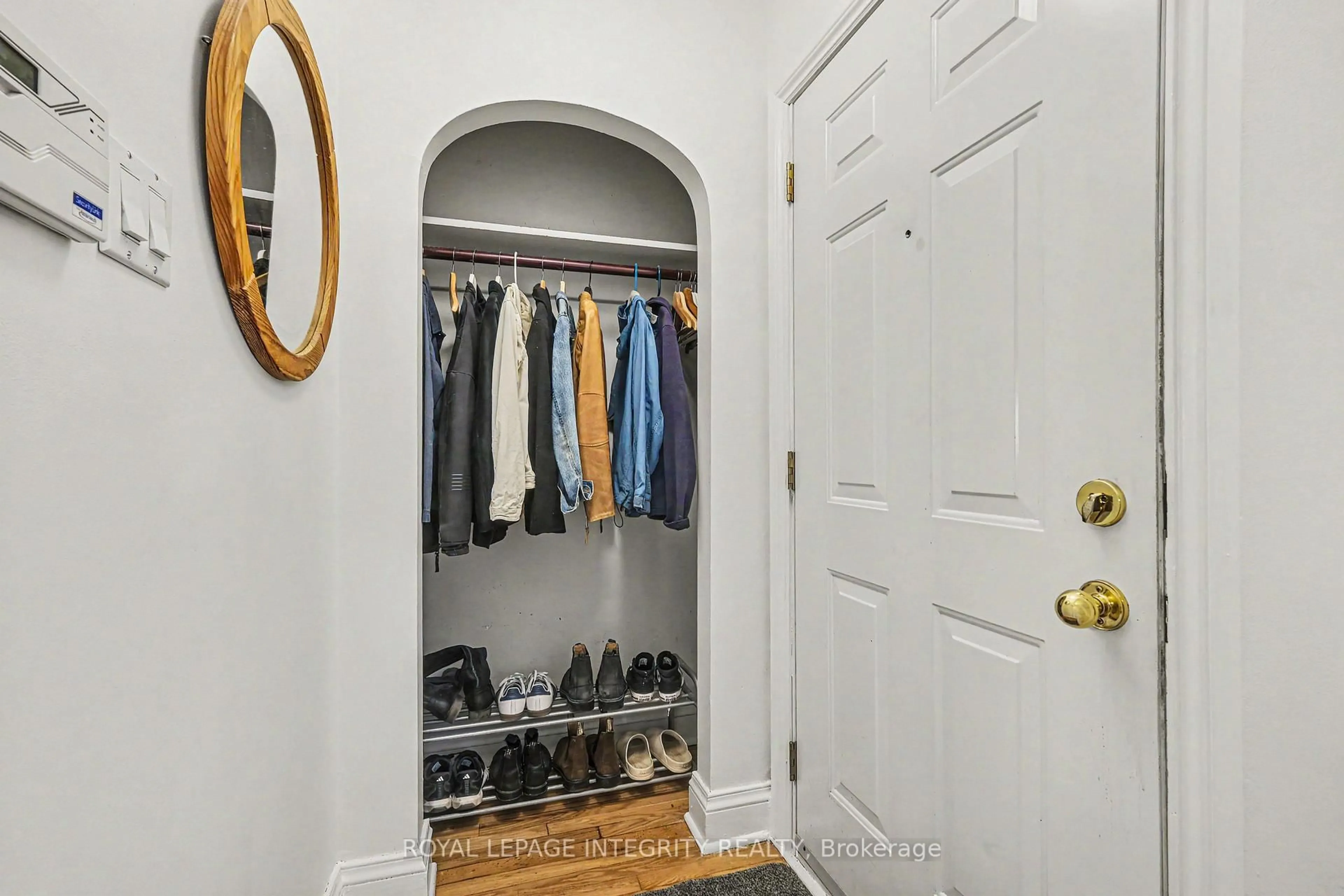 Indoor entryway for 15 Beverley Ave, Ottawa Ontario K1Y 1M7