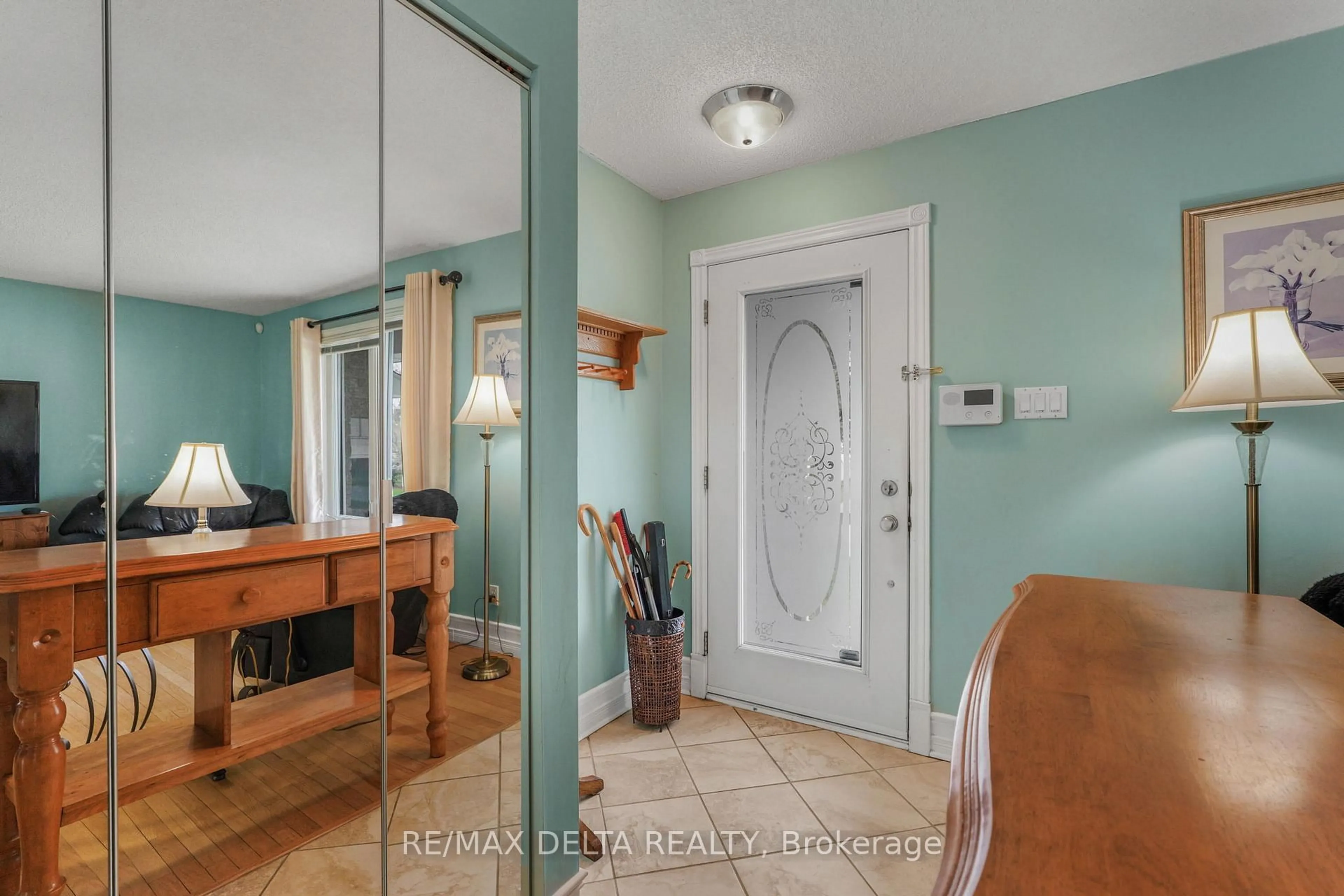 Indoor entryway for 2807 Leonard St, Clarence-Rockland Ontario K4K 1A5