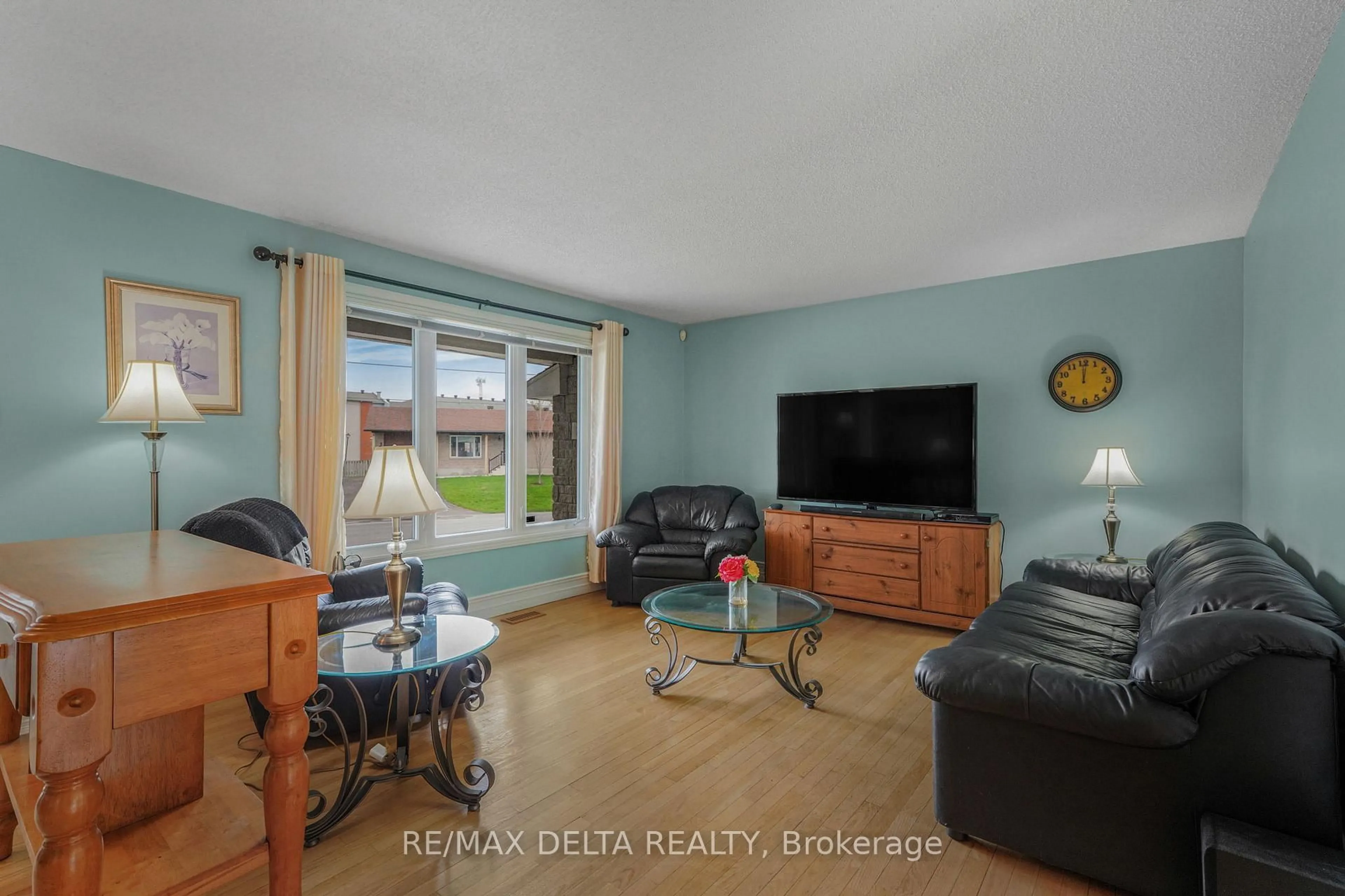 Living room with furniture, unknown for 2807 Leonard St, Clarence-Rockland Ontario K4K 1A5