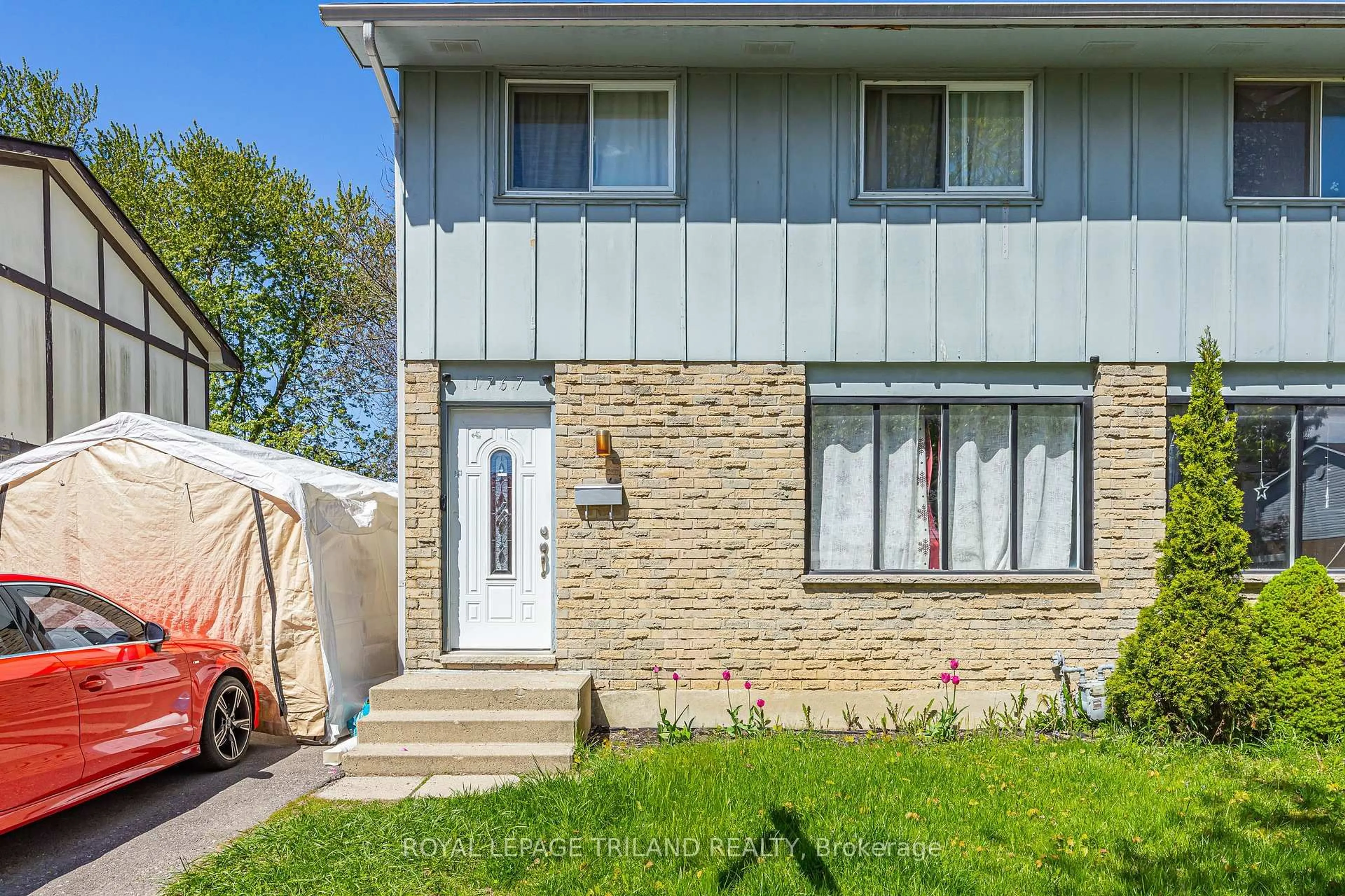 Home with vinyl exterior material, street for 1767 Aldersbrook Rd, London North Ontario N6G 3E2