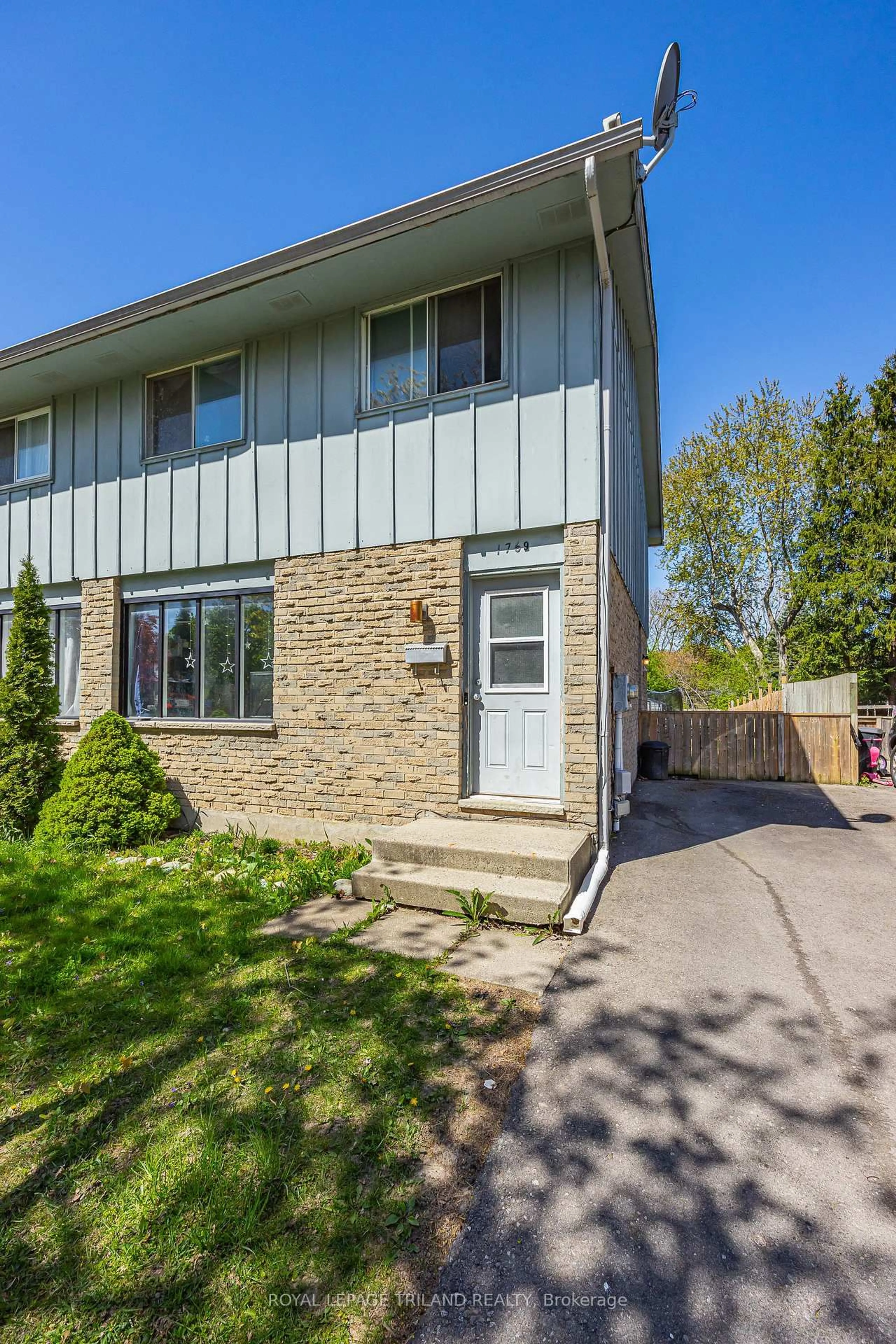 Home with vinyl exterior material, street for 1769 Aldersbrook Rd, London North Ontario N6G 3E2