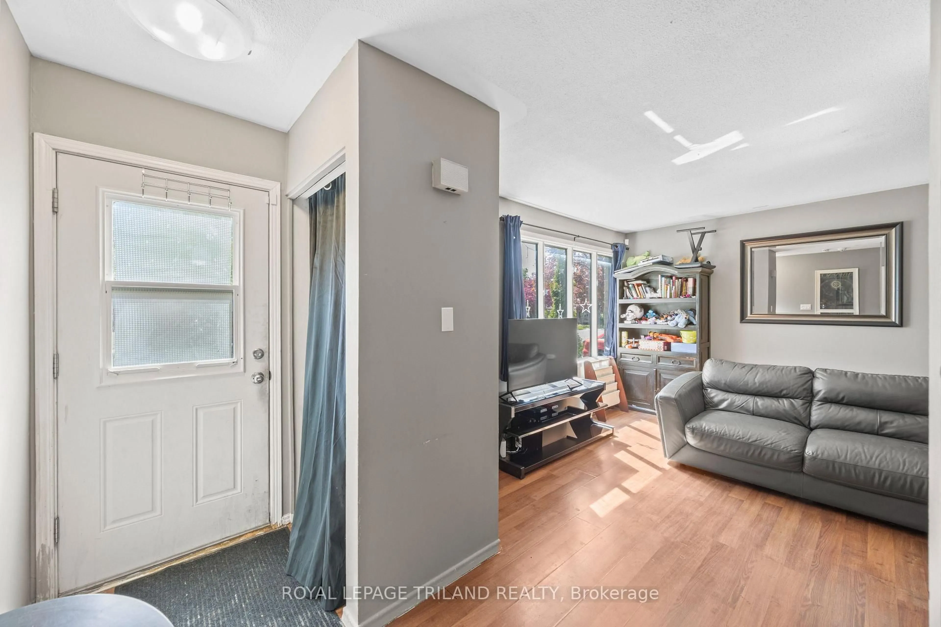 Indoor entryway for 1769 Aldersbrook Rd, London North Ontario N6G 3E2