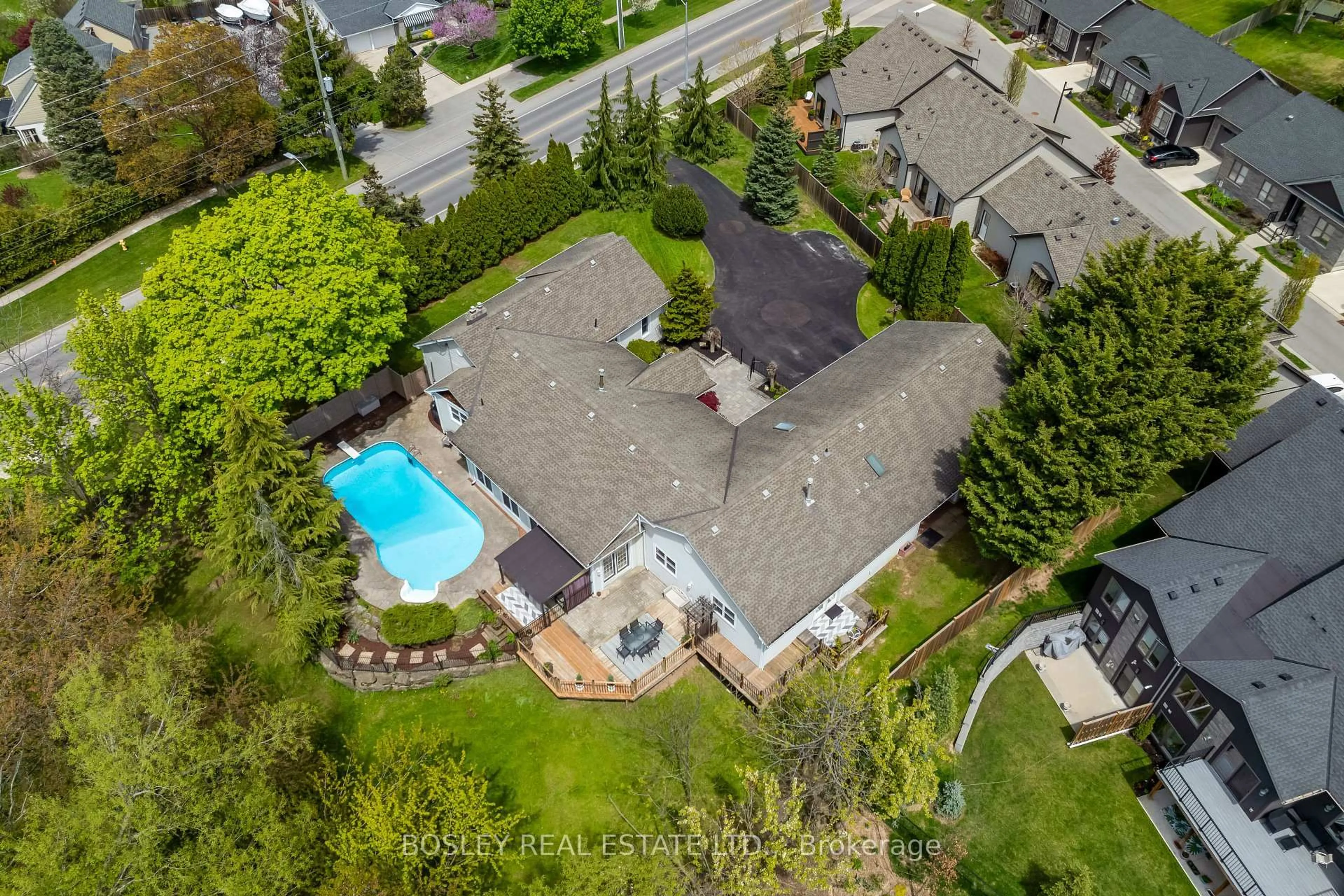A pic from outside/outdoor area/front of a property/back of a property/a pic from drone, street for 166 Lakeshore Rd, St. Catharines Ontario L2N 2V1