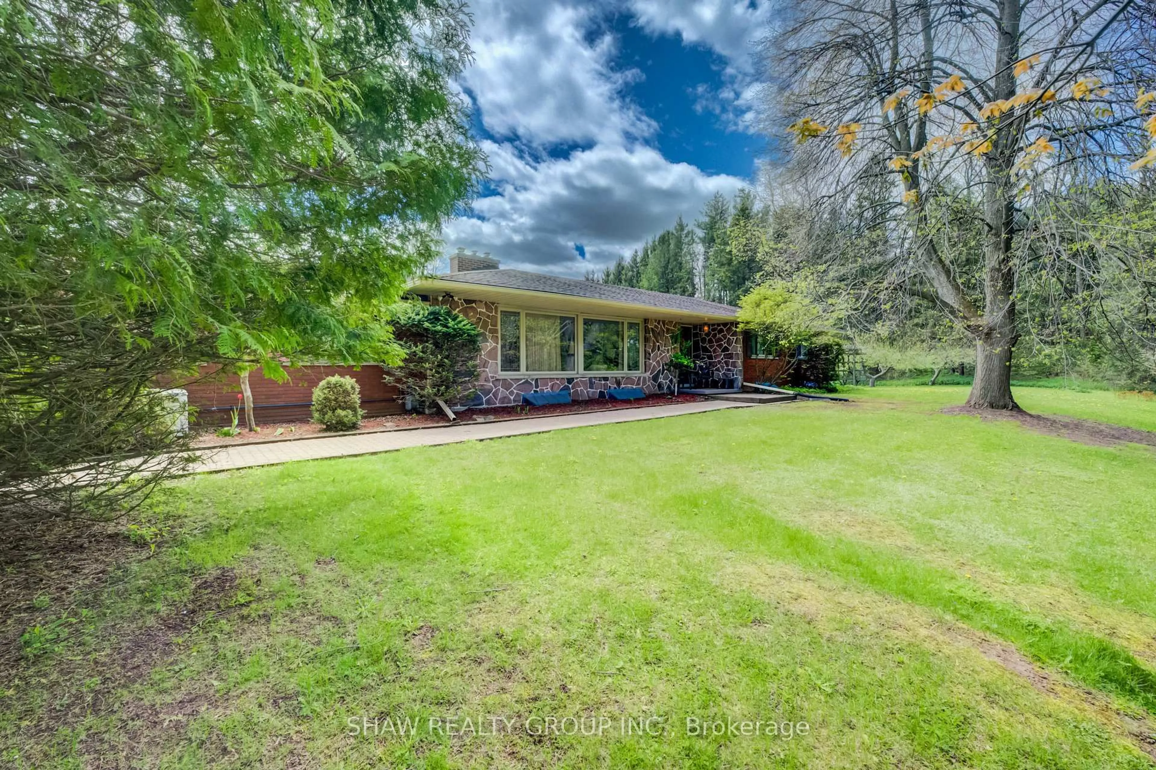 A pic from outside/outdoor area/front of a property/back of a property/a pic from drone, unknown for 2236 Governors Rd, Hamilton Ontario L0R 1J0
