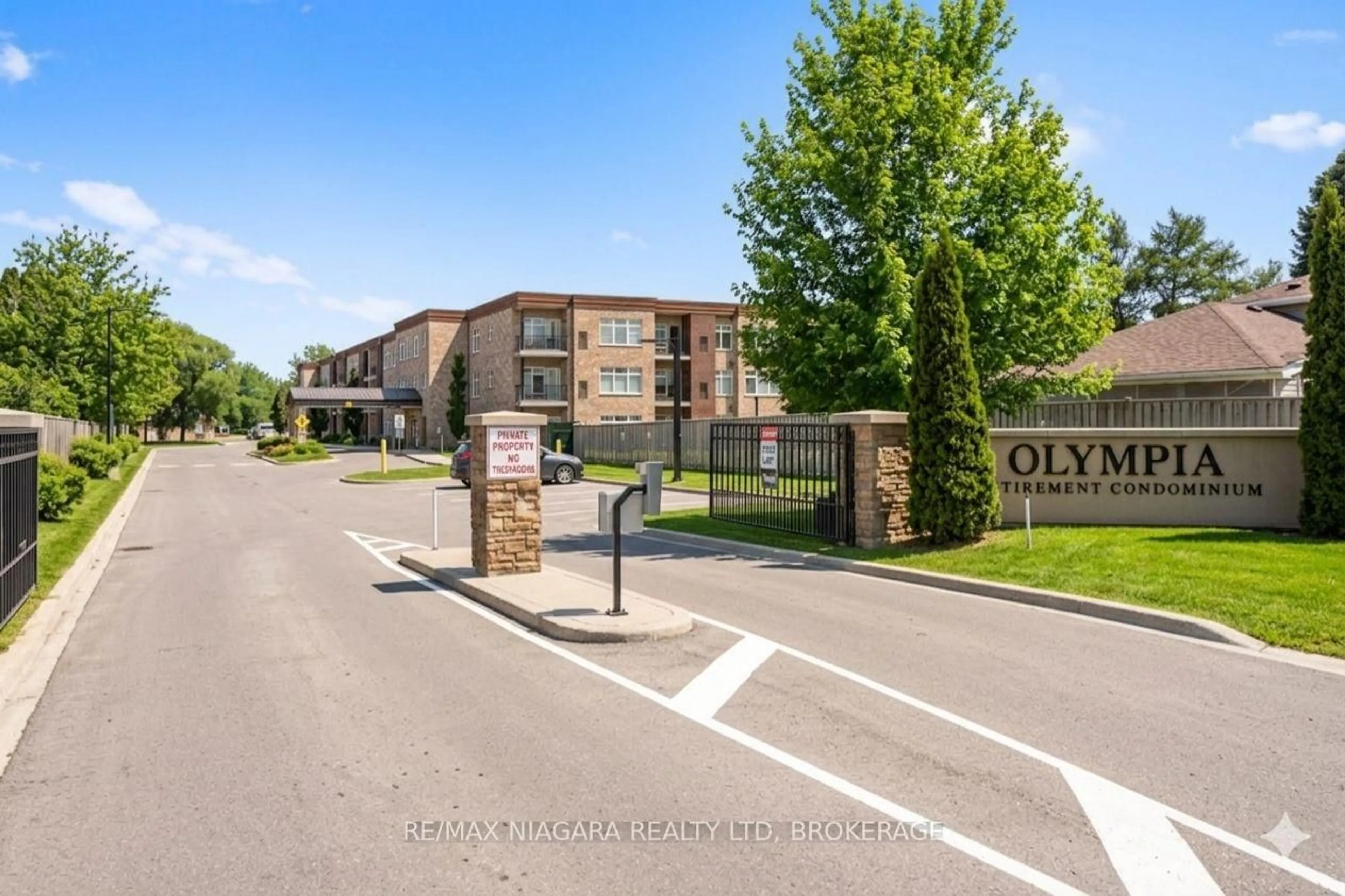 A pic from outside/outdoor area/front of a property/back of a property/a pic from drone, unknown for 4644 Pettit Ave #300, Niagara Falls Ontario L2E 0B4