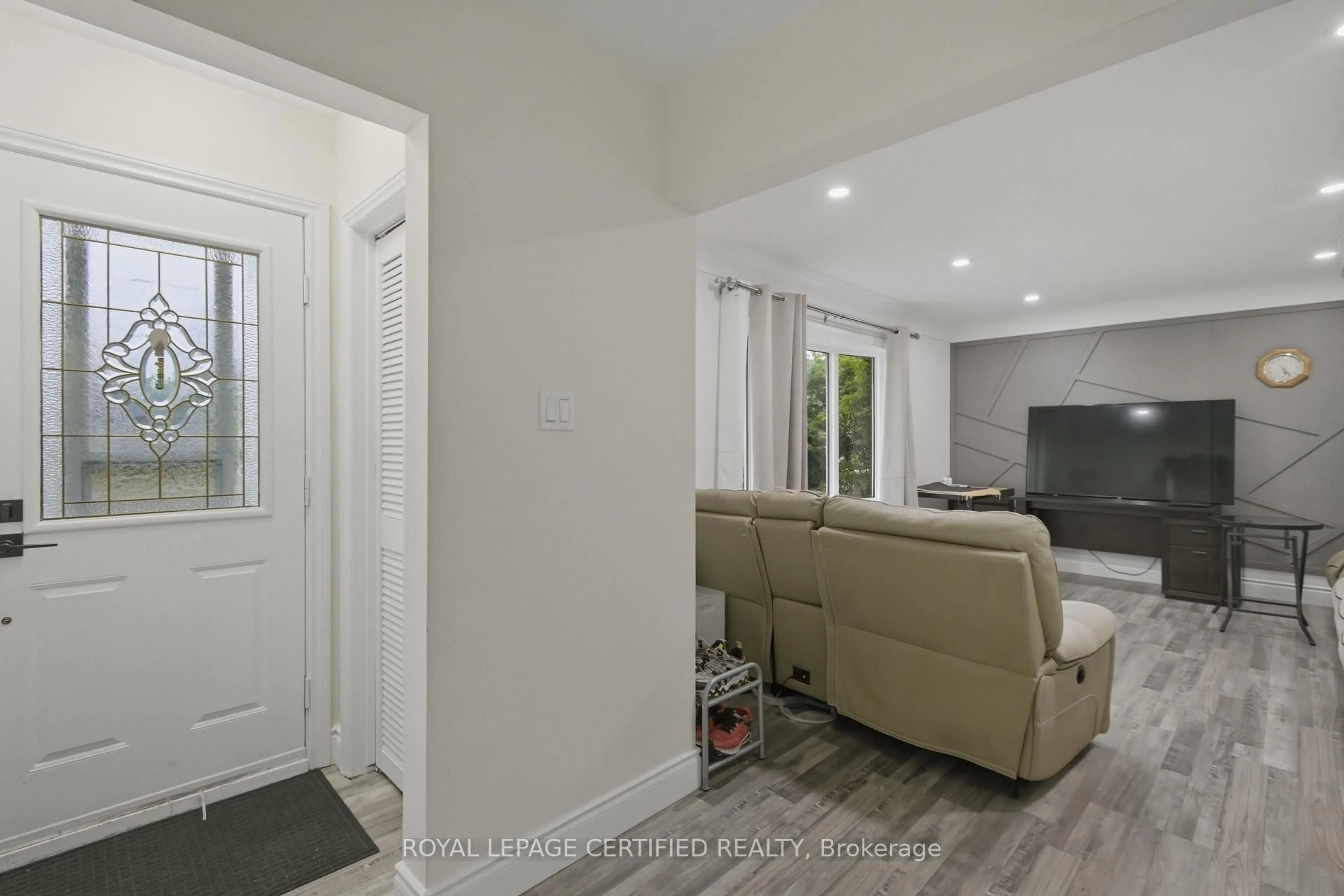 Indoor entryway for 2485 Dominion Blvd, Windsor Ontario N9E 2M5