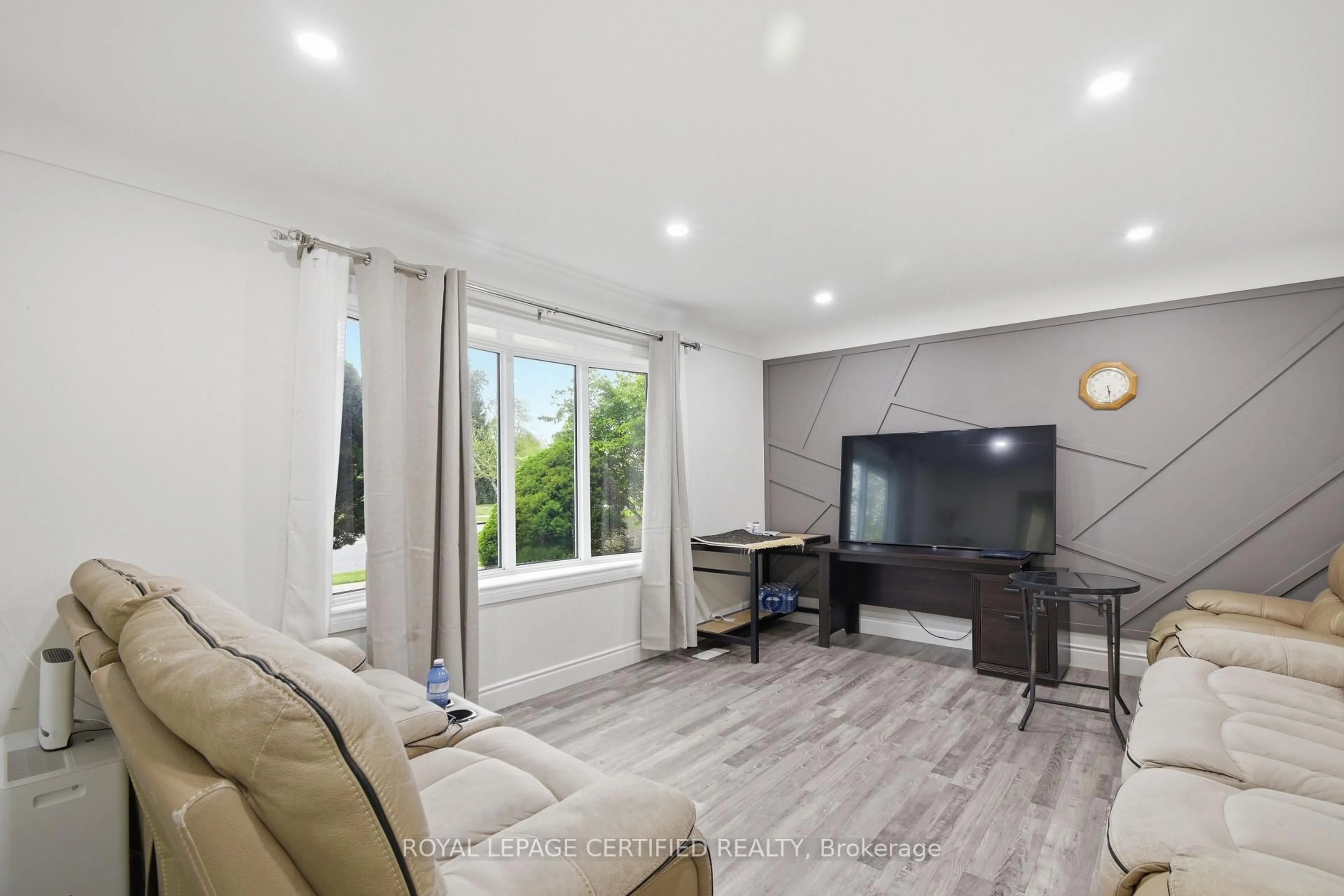Unknown for 2485 Dominion Blvd, Windsor Ontario N9E 2M5