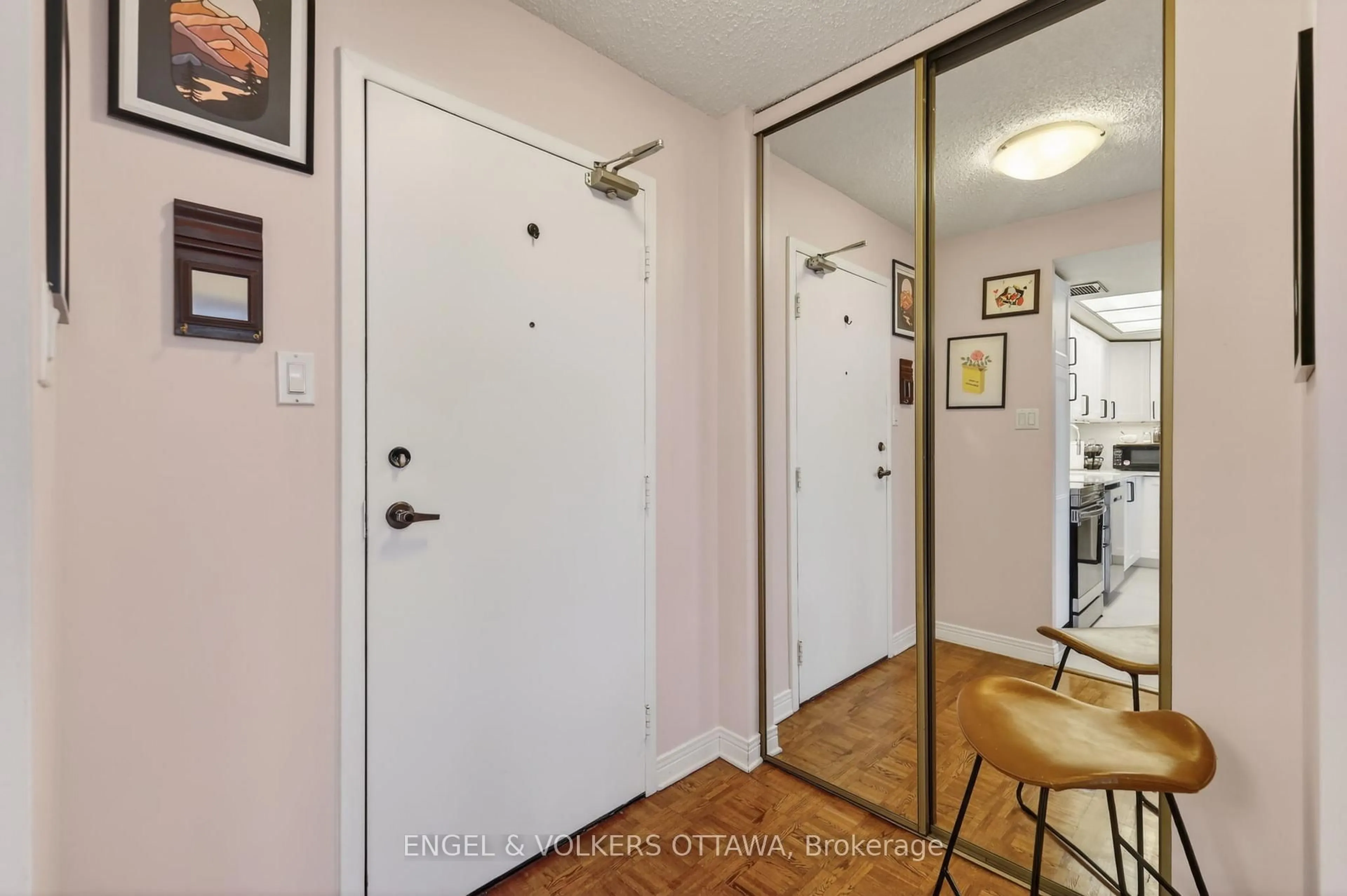Indoor entryway for 530 Laurier Ave #PH5, Ottawa Ontario K1R 7T1