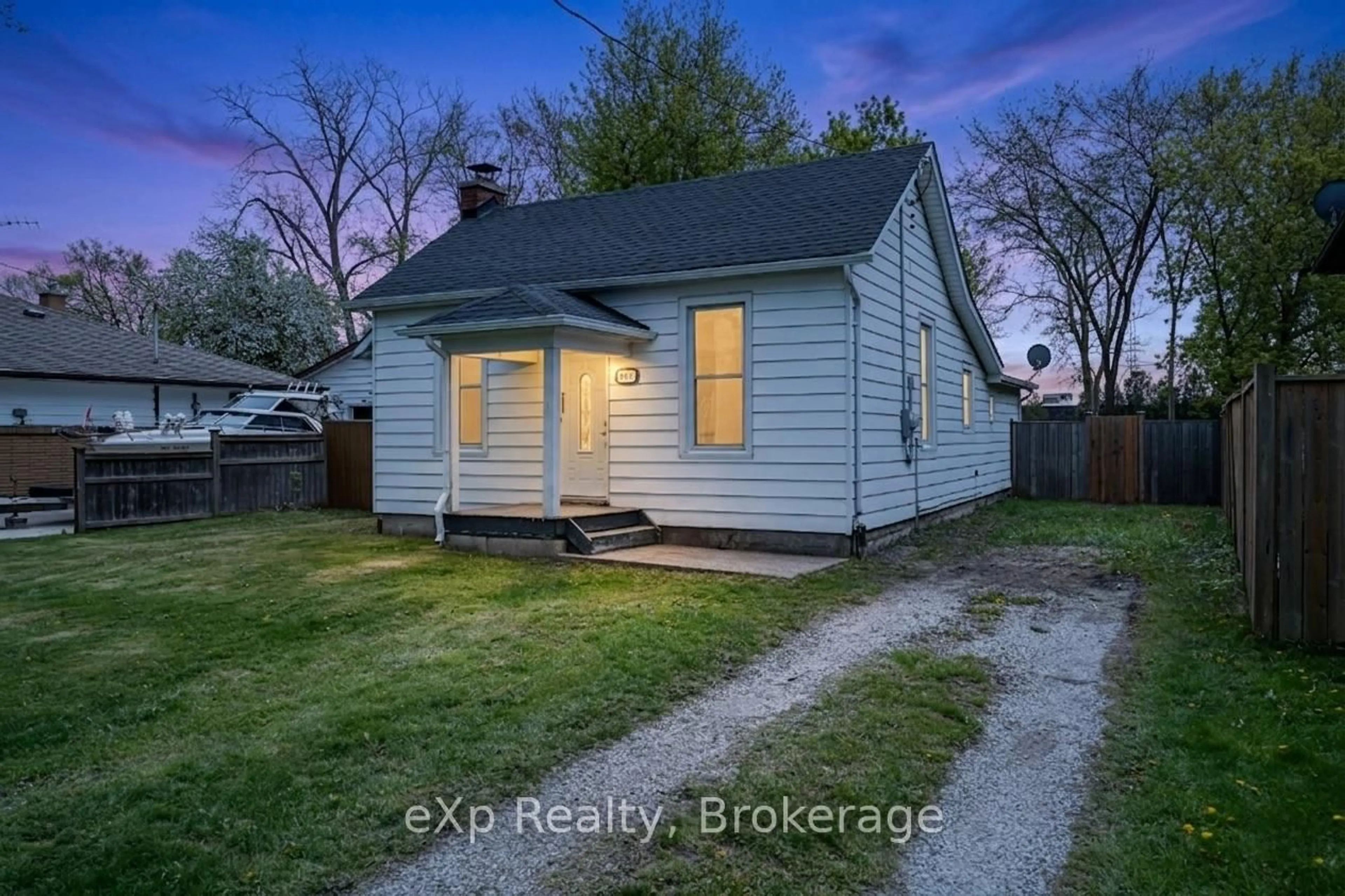 A pic from outside/outdoor area/front of a property/back of a property/a pic from drone, street for 867 Devine St, Sarnia Ontario N7T 1X3