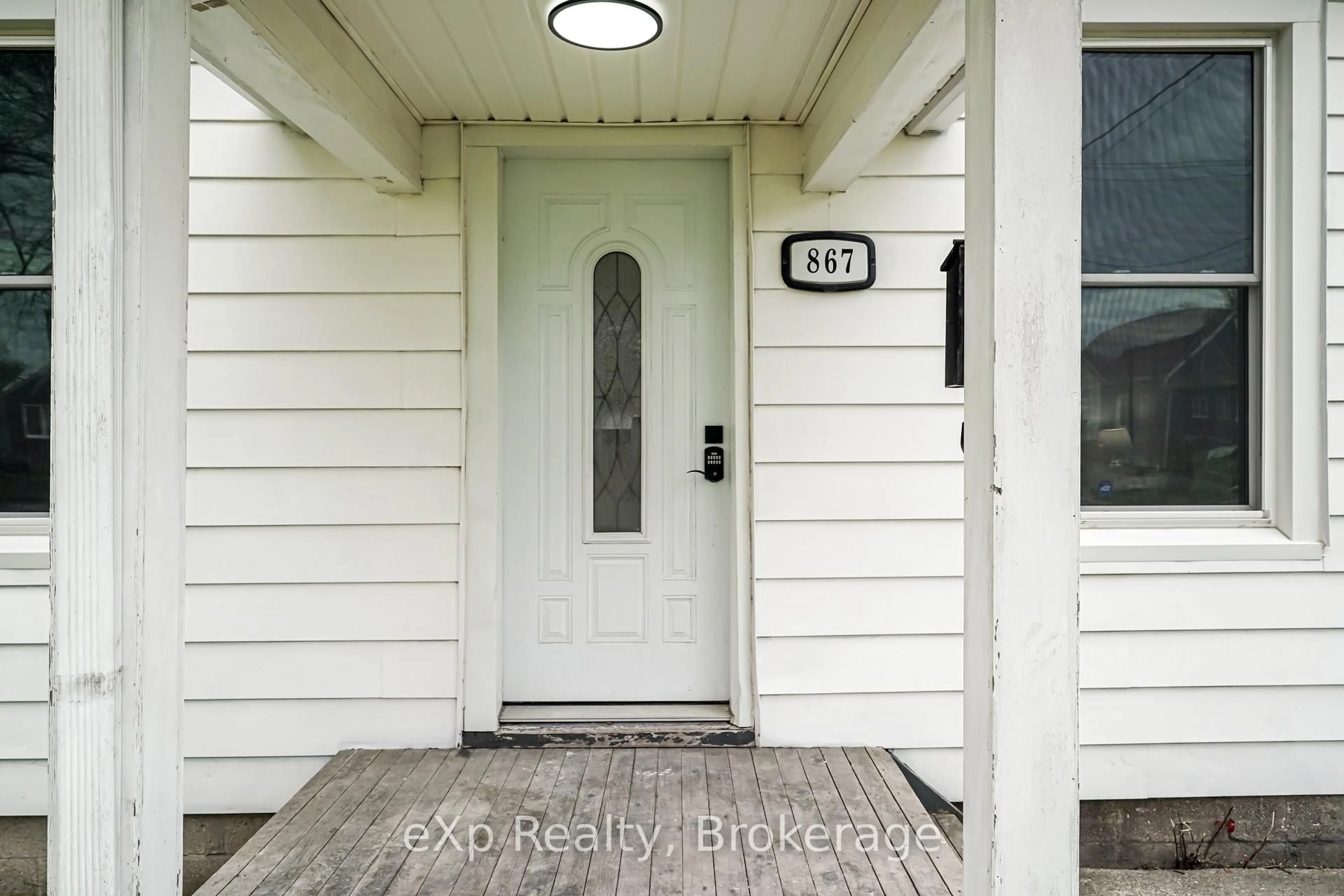 Indoor entryway for 867 Devine St, Sarnia Ontario N7T 1X3
