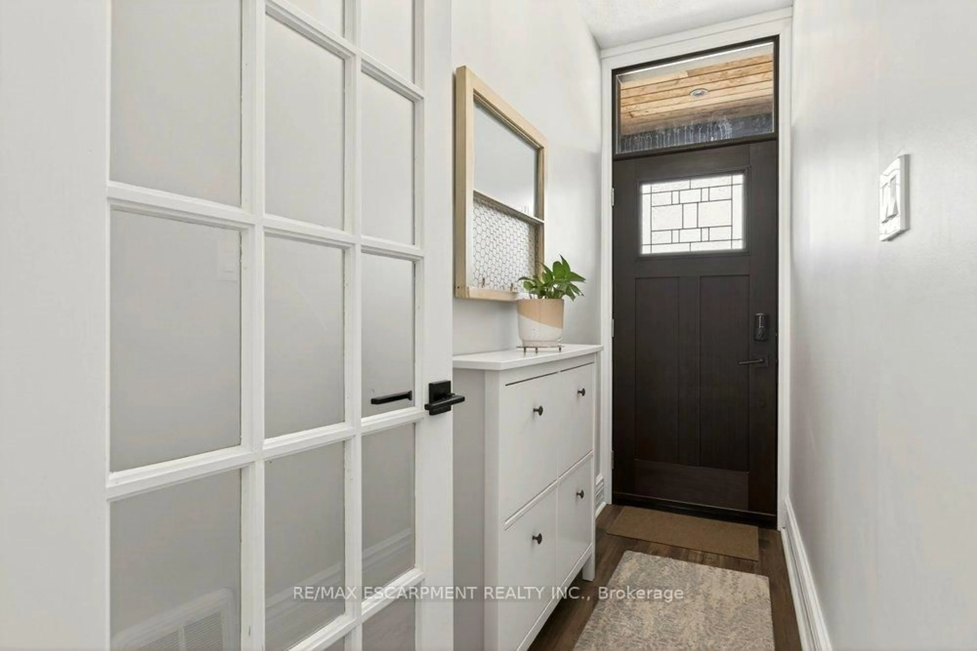 Indoor entryway for 13 Richmond St, Hamilton Ontario L8P 4J3