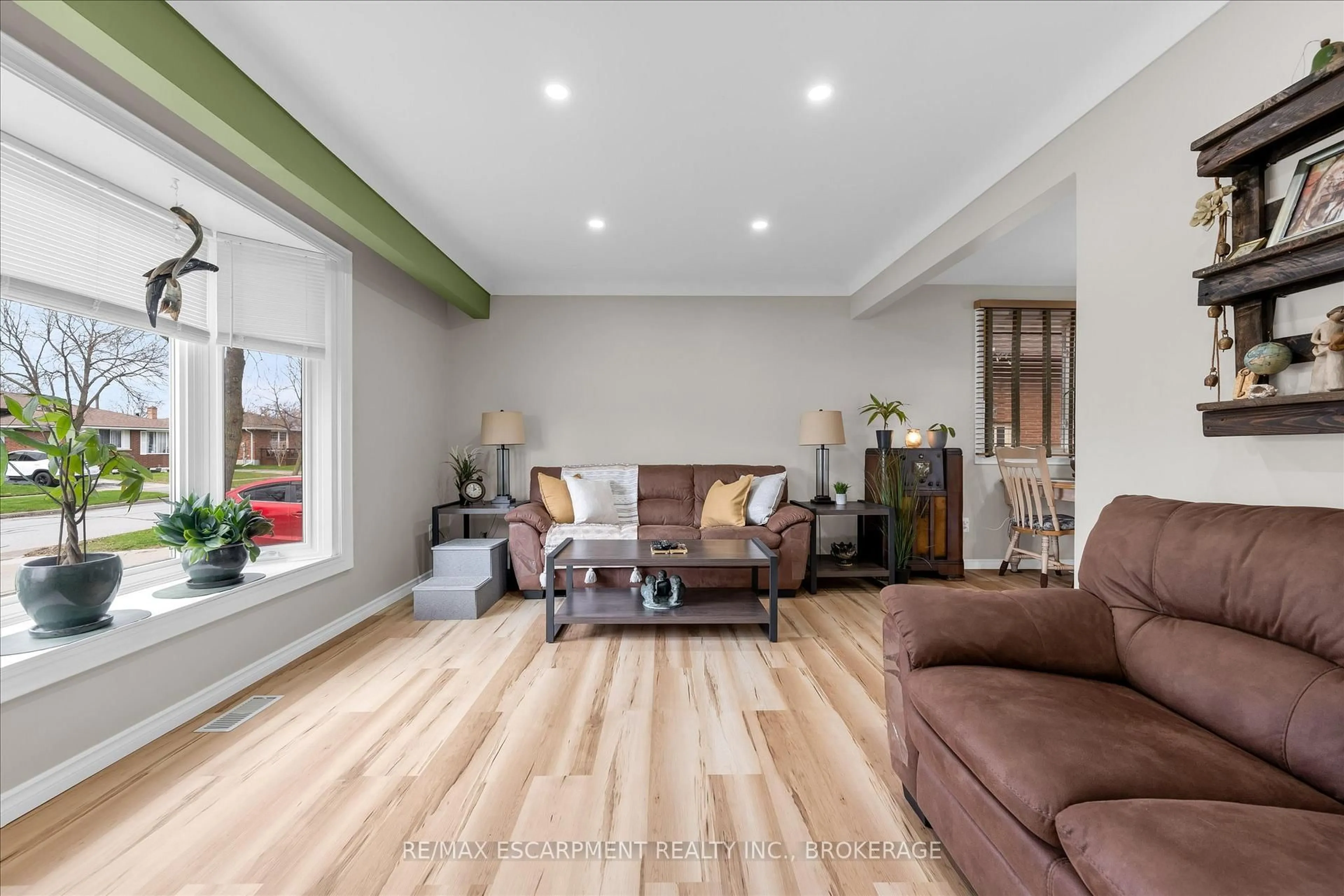Living room with furniture, wood/laminate floor for 7506 Jubilee Dr, Niagara Falls Ontario L2G 7J5