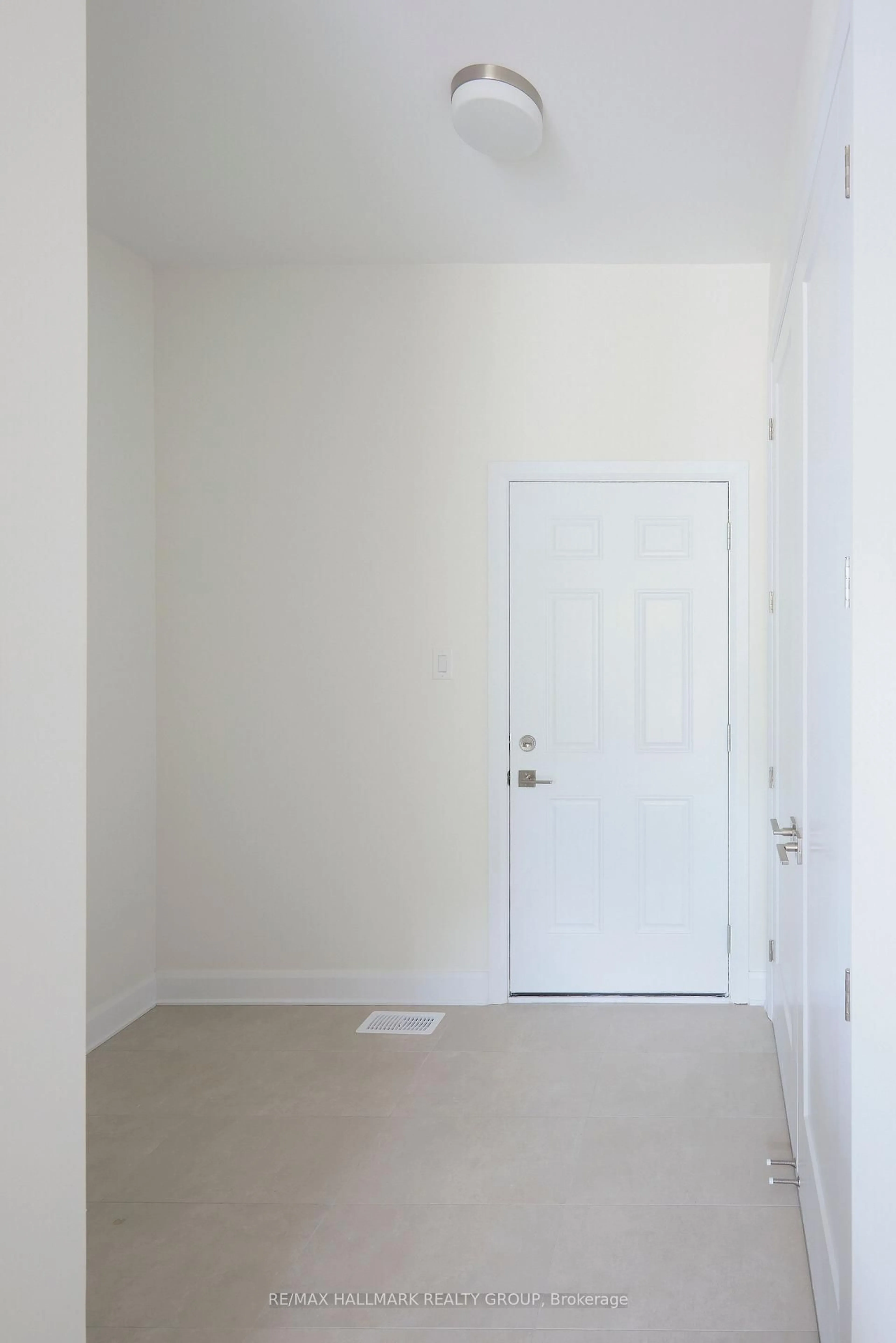 Indoor entryway for 678 Persimmon Way, Ottawa Ontario K1C 1T1
