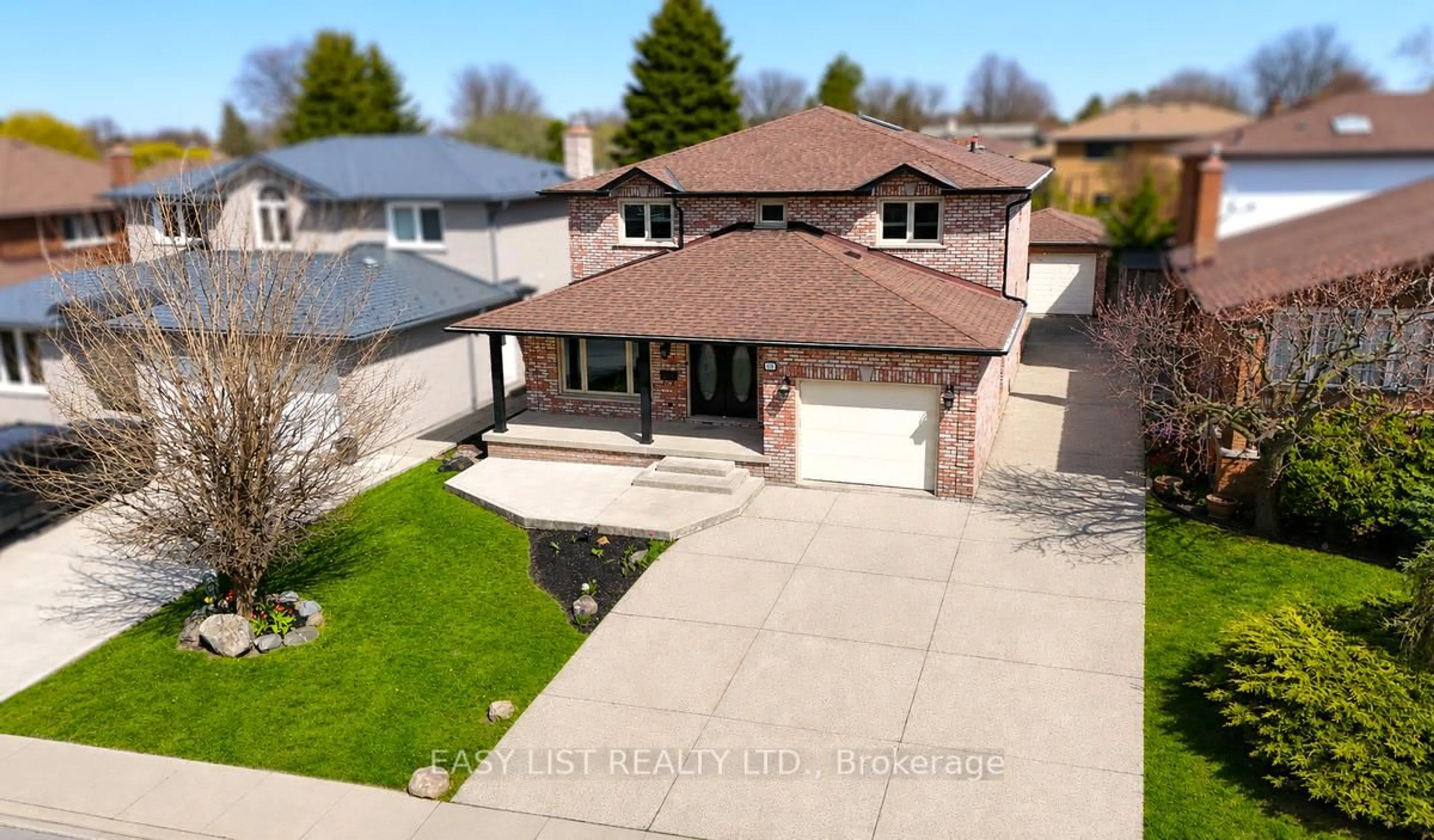 A pic from outside/outdoor area/front of a property/back of a property/a pic from drone, street for 75 Courtland Ave, Hamilton Ontario L9B 1X6