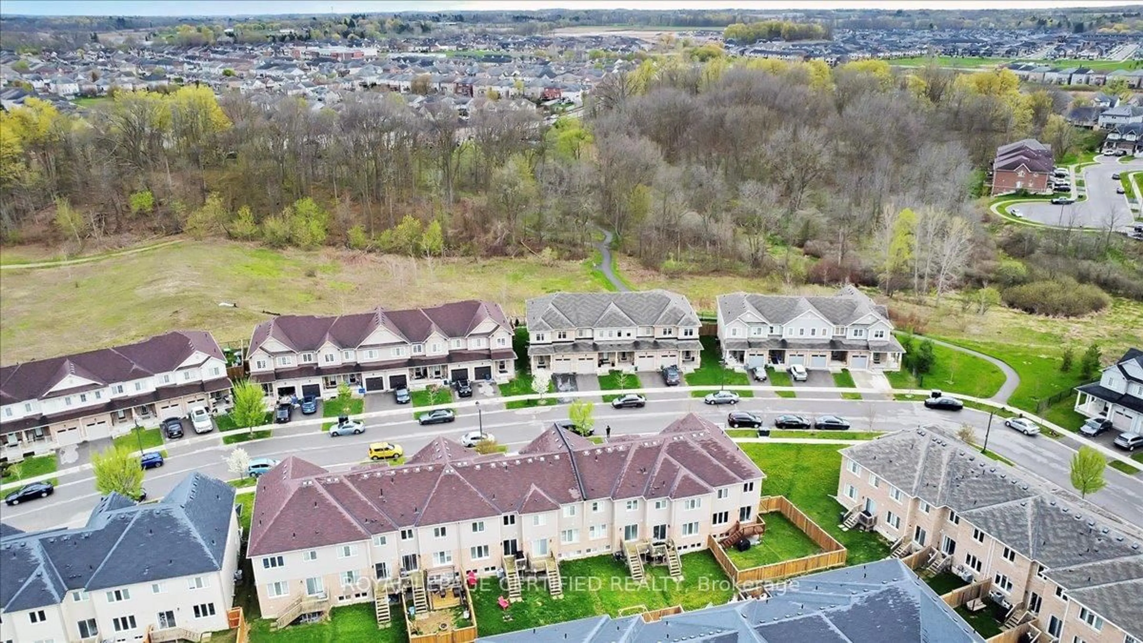 A pic from outside/outdoor area/front of a property/back of a property/a pic from drone, unknown for 28 Cole Cres, Brantford Ontario N3T 0P4