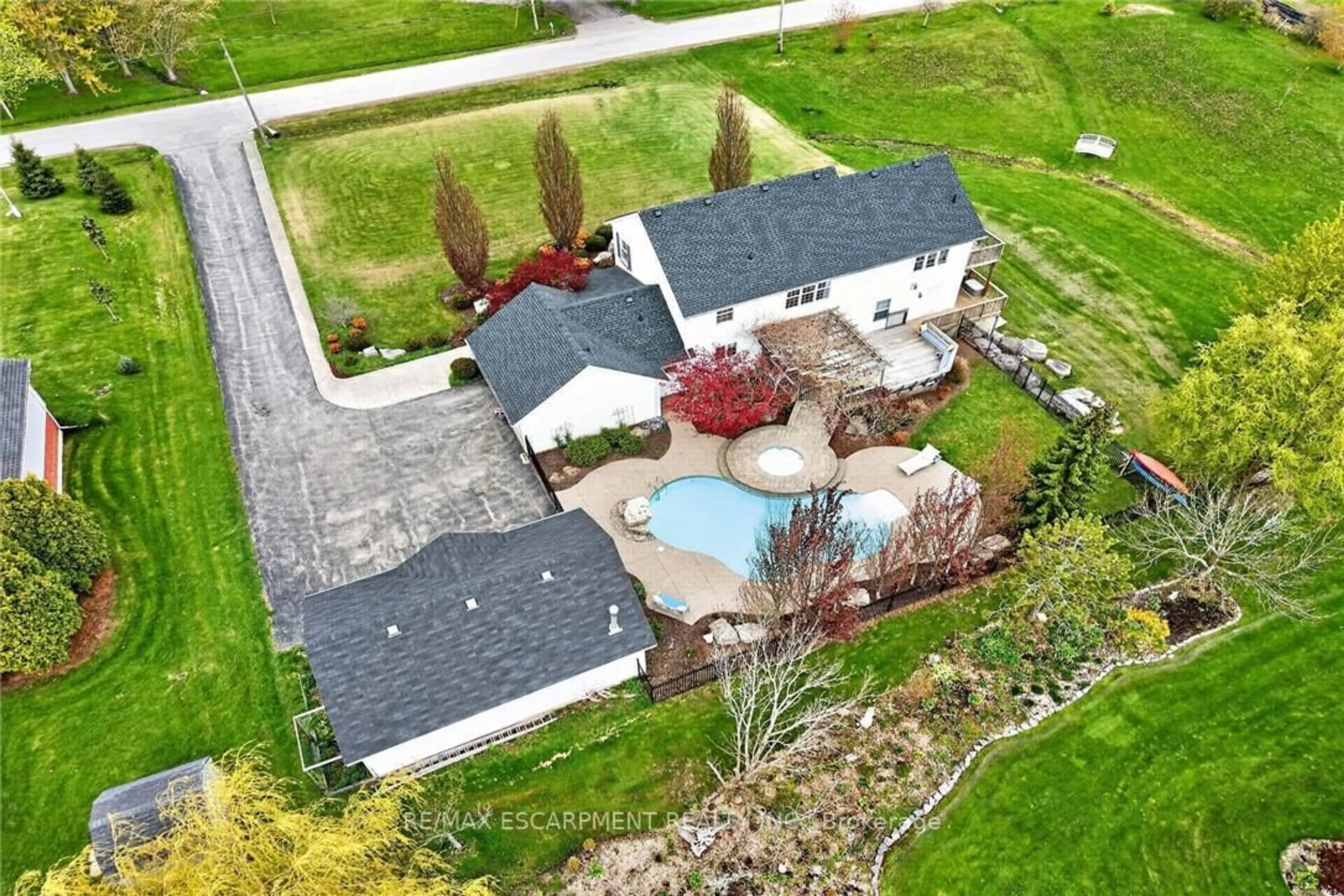 A pic from outside/outdoor area/front of a property/back of a property/a pic from drone, street for 20 Haldimand Tr, Haldimand Ontario N1A 1W9