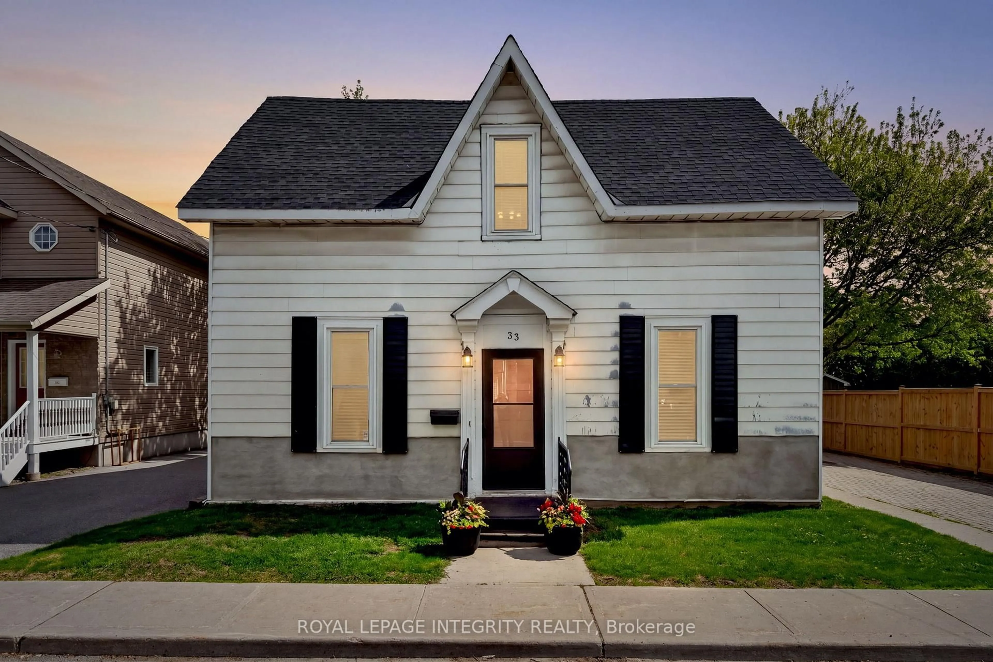 Home with vinyl exterior material, street for 33 Rochester St, Carleton Place Ontario K7C 2P9