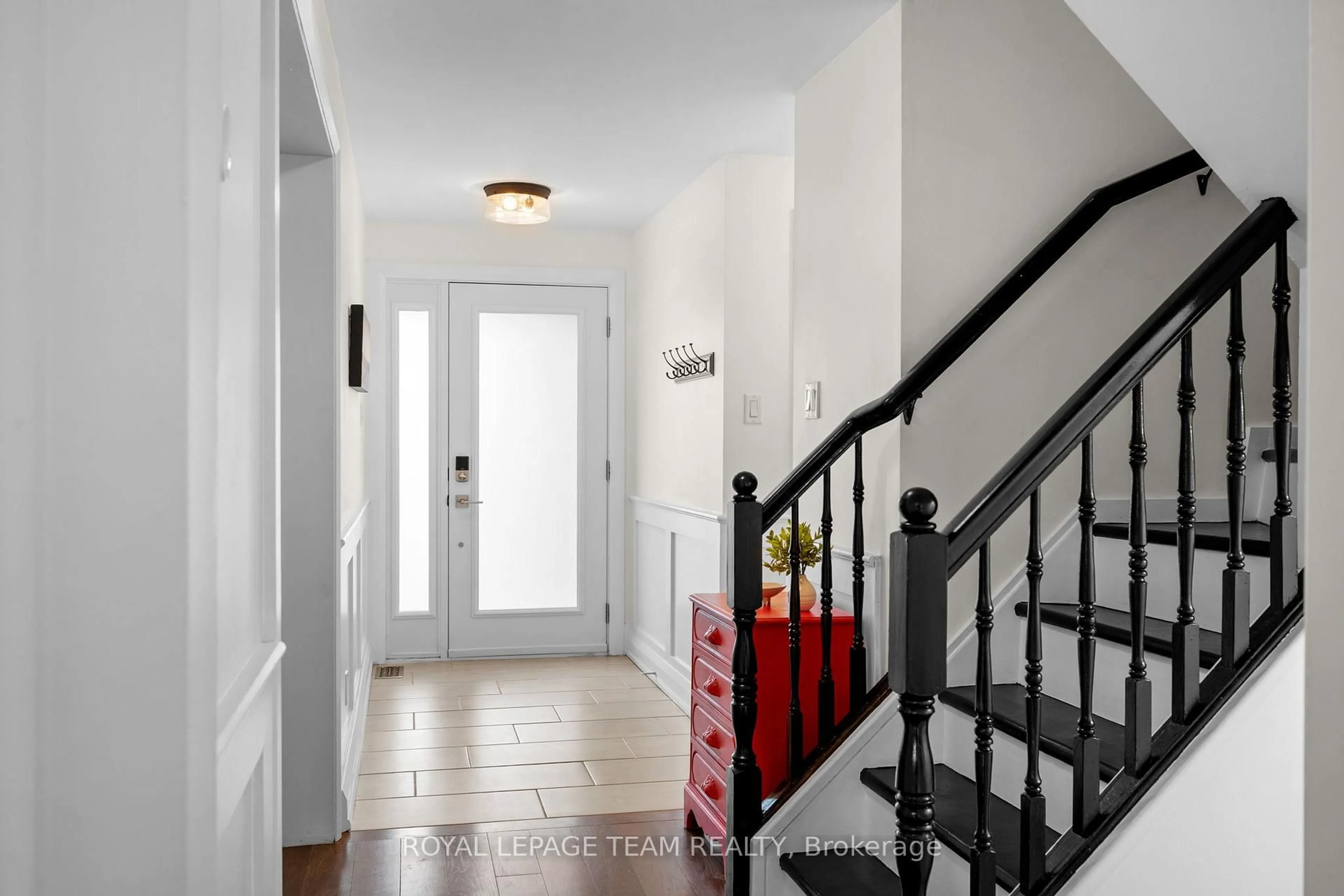 Indoor entryway for 18 Valley Ridge St, Ottawa Ontario K2E 7V9