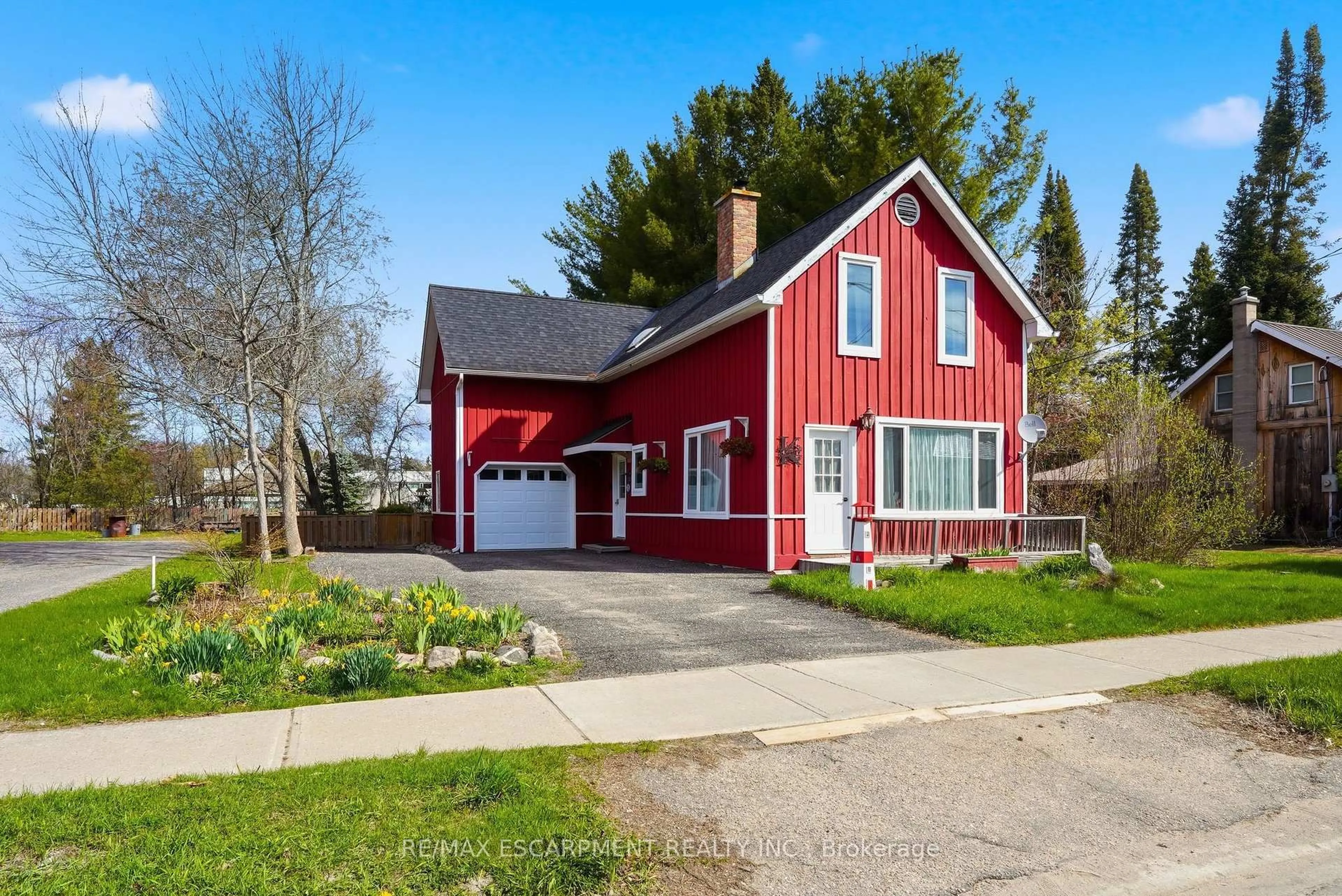 Home with vinyl exterior material, street for 181 Dill St, Bracebridge Ontario P1L 1E6