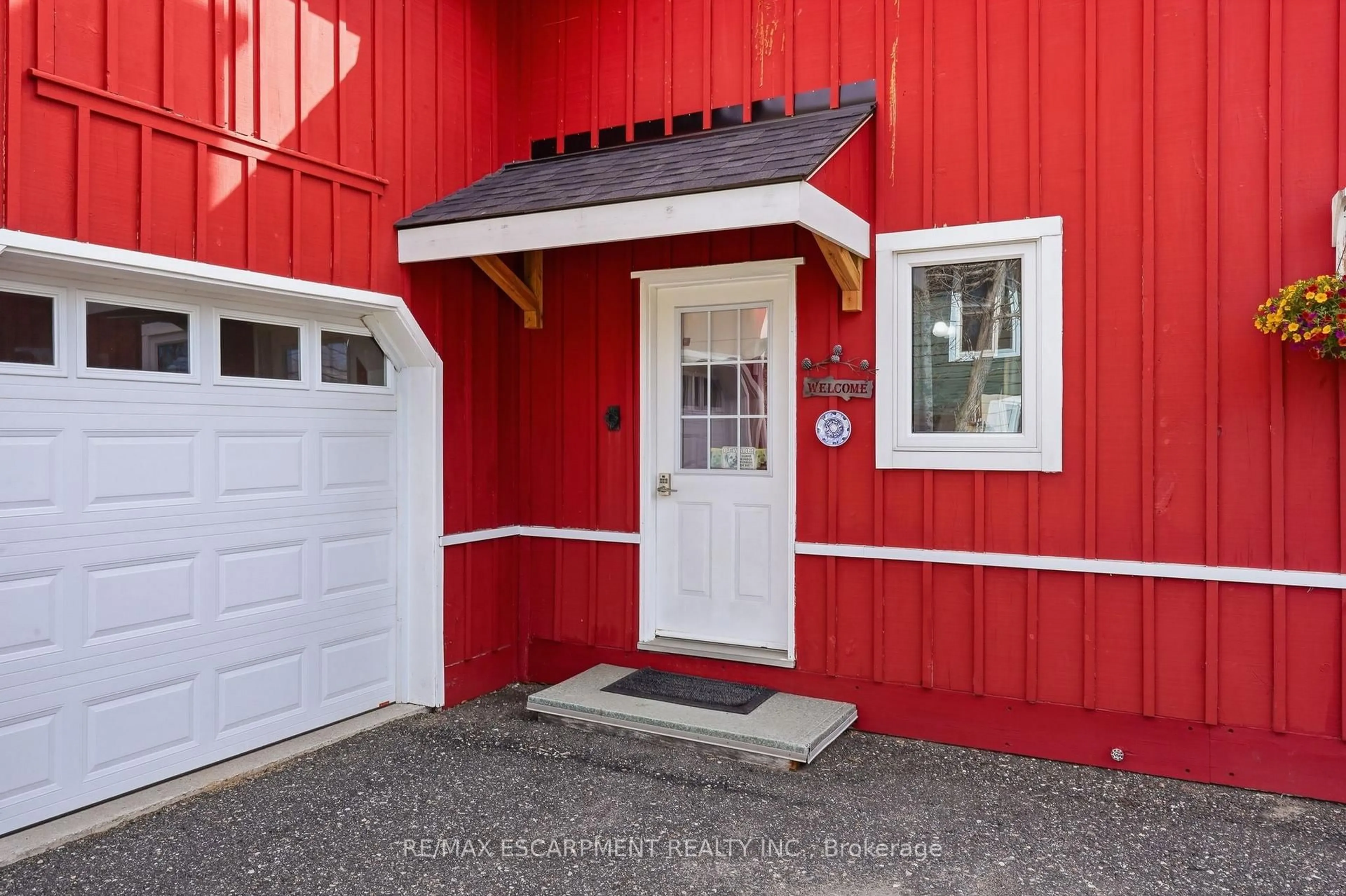 Indoor entryway for 181 Dill St, Bracebridge Ontario P1L 1E6