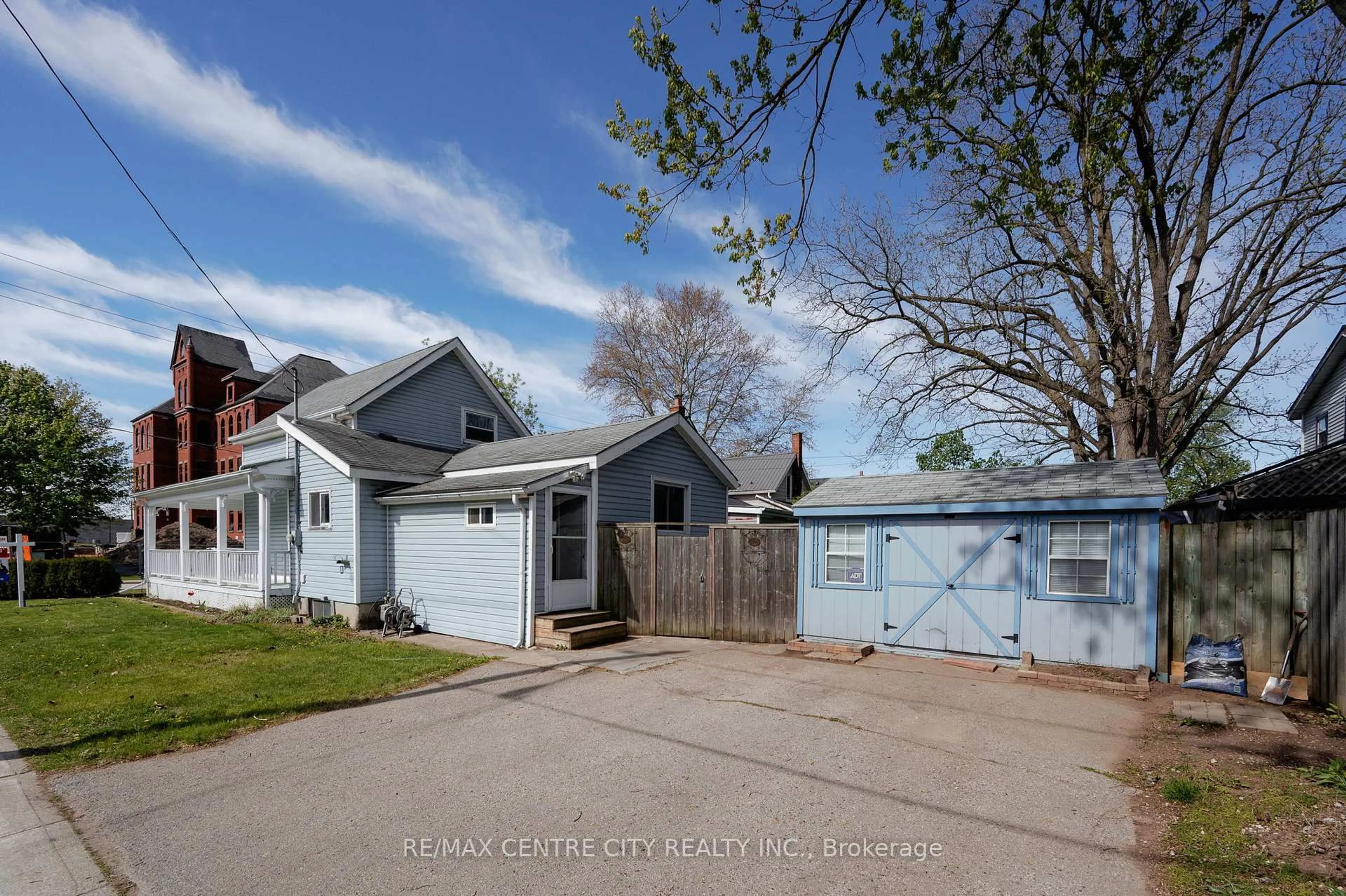 A pic from outside/outdoor area/front of a property/back of a property/a pic from drone, street for 23 Malakoff St, St. Thomas Ontario N5P 1L5