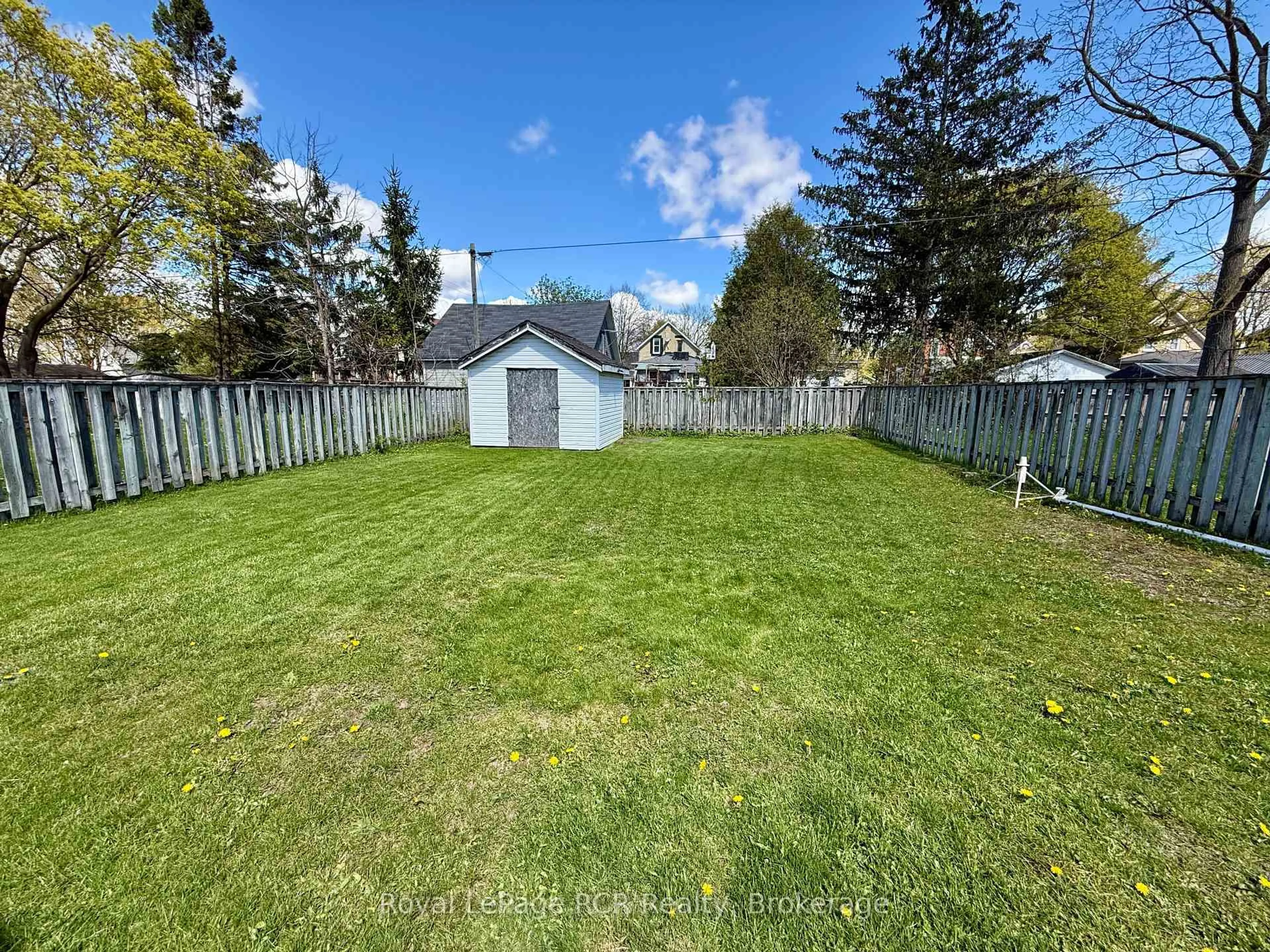 A pic from outside/outdoor area/front of a property/back of a property/a pic from drone, unknown for 605 7th Ave, Hanover Ontario N4N 2J9