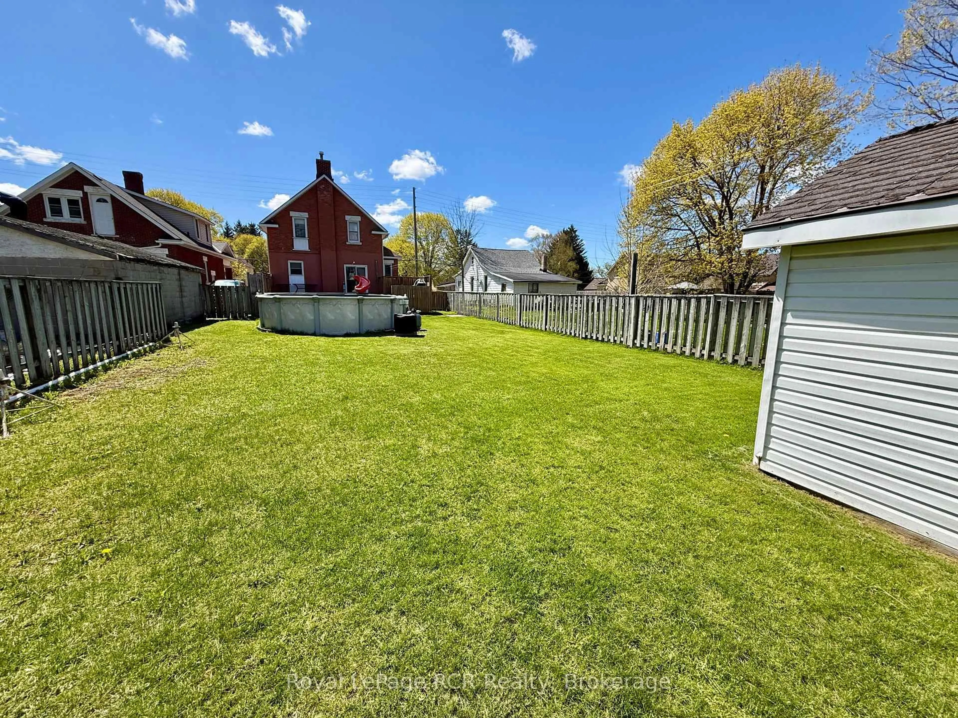 A pic from outside/outdoor area/front of a property/back of a property/a pic from drone, street for 605 7th Ave, Hanover Ontario N4N 2J9