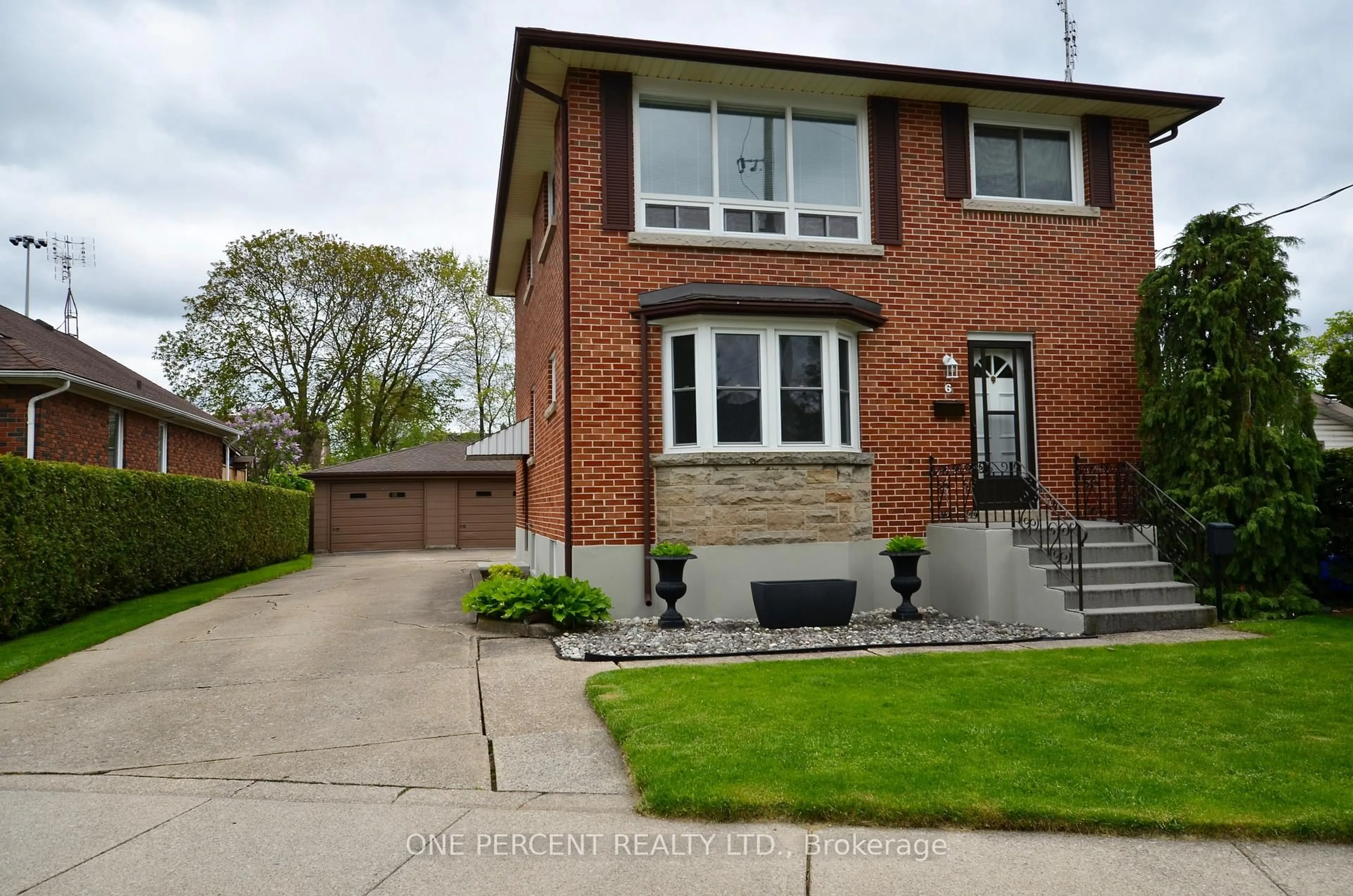 Home with brick exterior material, street for 6 Kingsway Cres, St. Catharines Ontario L2N 1A6