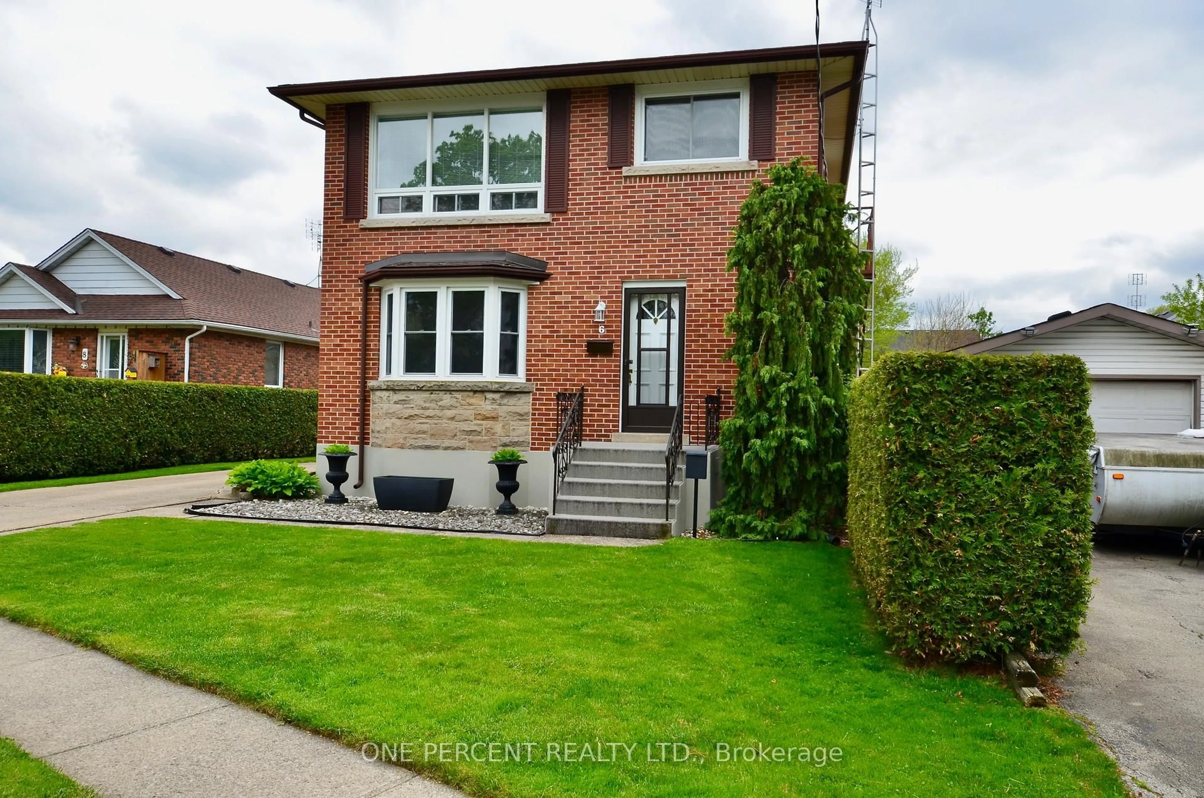 Home with brick exterior material, street for 6 Kingsway Cres, St. Catharines Ontario L2N 1A6