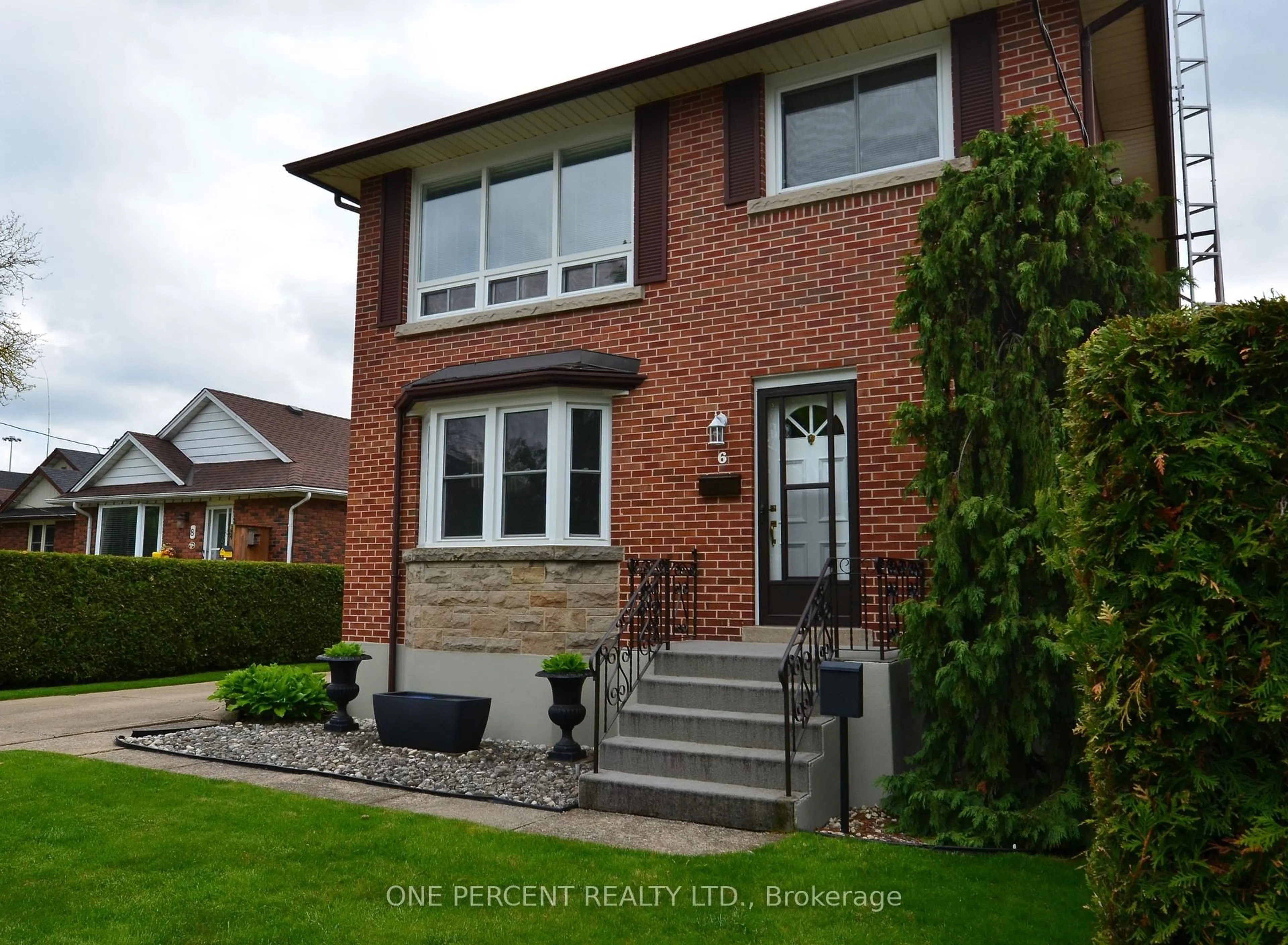 Home with brick exterior material, street for 6 Kingsway Cres, St. Catharines Ontario L2N 1A6