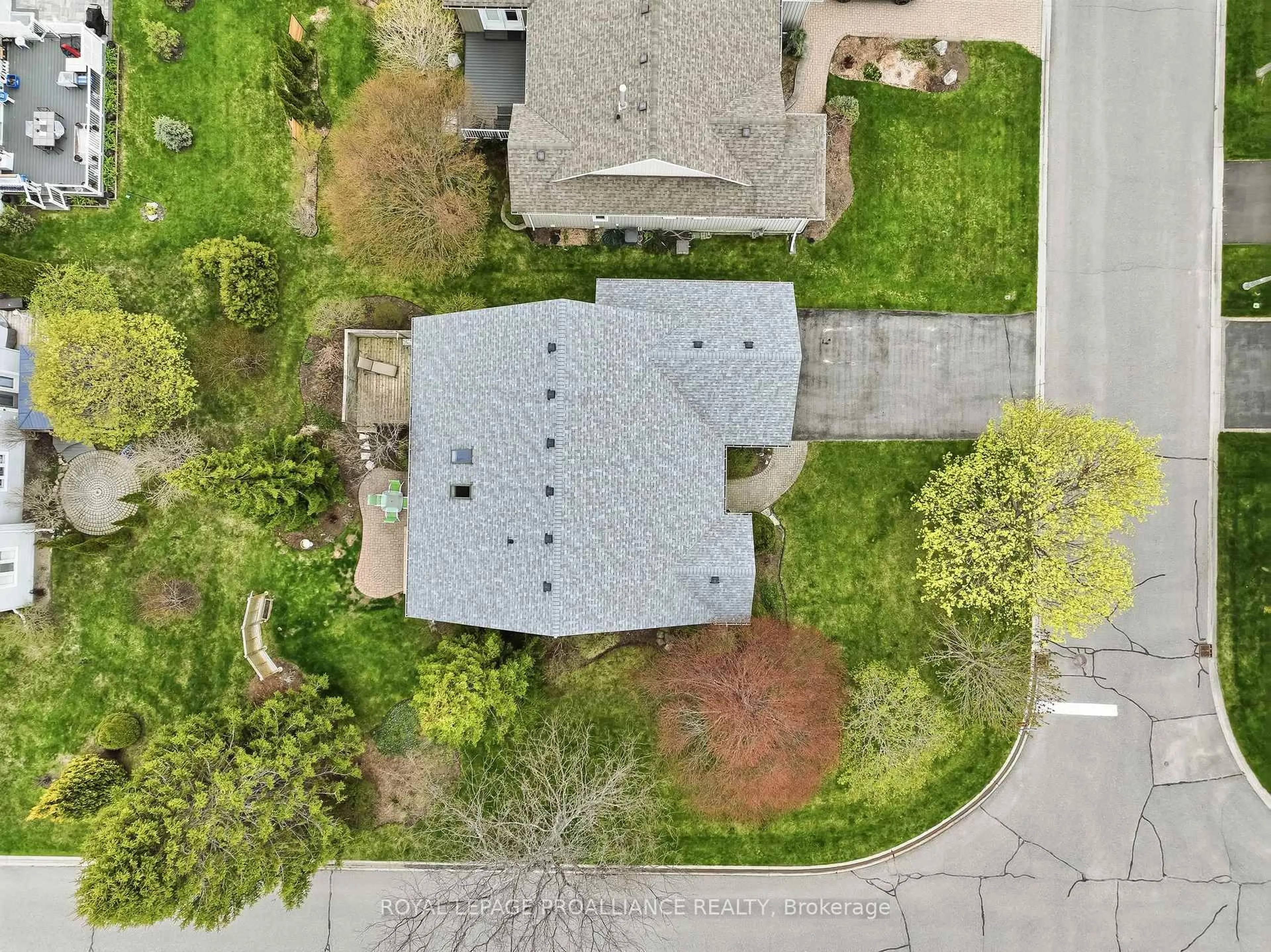A pic from outside/outdoor area/front of a property/back of a property/a pic from drone, street for 33 Lockwood Dr, Brighton Ontario K0K 1H0