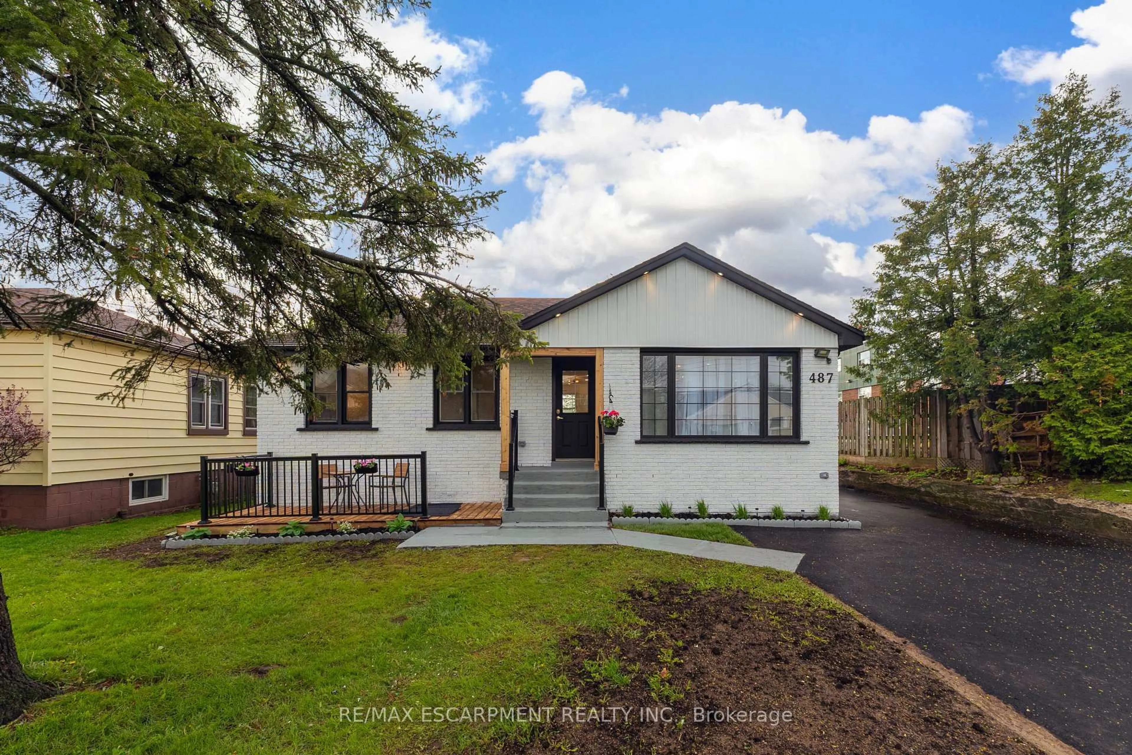 Home with vinyl exterior material, street for 487 East 37th St, Hamilton Ontario L8V 4C1